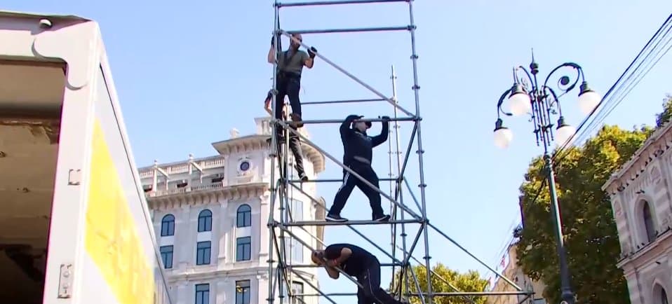 თავისუფლების მოედანზე დღევანდელი შეკრებისთვის სცენა მზადდება