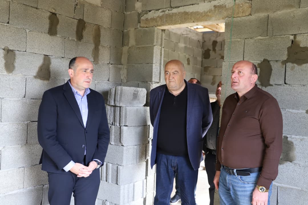 თერჯოლის მუნიციპალიტეტის მერი სახელმწიფო რწმუნებულთან ერთად, სოციალურად დაუცველი ოჯახებისთვის საცხოვრებელი სახლების მშენებლობის პროცესს გაეცნო