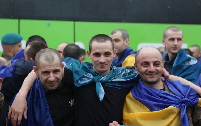 <p style="text-align: justify">უკრაინამ რუსული ტყვეობიდან 200-ზე მეტი ადამიანი დაიბრუნა, მათ შორის 185 ჯარისკაცი და 20 მშვიდობიანი მოქალაქე. მათი უმეტესობა 2022 წლიდან ტყვეობაში იმყოფებოდა.</p><p style="text-align: justify">გათავისუფლებულებს შორის არიან შეიარაღებული ძალების, ეროვნული გვარდიისა და სახელმწიფო სასაზღვრო სამსახურის ჯარისკაცები.</p><p style="text-align: justify">გათავისუფლებული ჯარისკაცები იცავდნენ უკრაინას ლუგანსკის, დონეცკის, ხარკოვის, ზაპოროჟიეს, ხერსონის, კიევის, სუმის და ჩერნიგოვის მიმართულებით.</p><p style="text-align: justify">ყველაზე ახალგაზრდა გათავისუფლებული 26 წლის არის, ხოლო ყველაზე უფროსი – 59-ის.</p><p style="text-align: justify">"ჩვენი ჯარისკაცები იმყოფებოდნენ მარიუპოლში, აზოვსტალში და ჩერნობილის ატომურ ელექტროსადგურზე. მათი უმეტესობა 2022 წლიდან ტყვეობაში იმყოფებოდა და ახლა საბოლოოდ სახლში არიან“, – განაცხადა უკრაინის პრეზიდენტმა ვოლოდიმირ ზელენსკიმ.</p><p style="text-align: justify">ჯარისკაცებთან ერთად რუსეთის ტყვეობიდან 20 უკრაინელი სამოქალაქო პირიც გათავისუფლდა.</p>