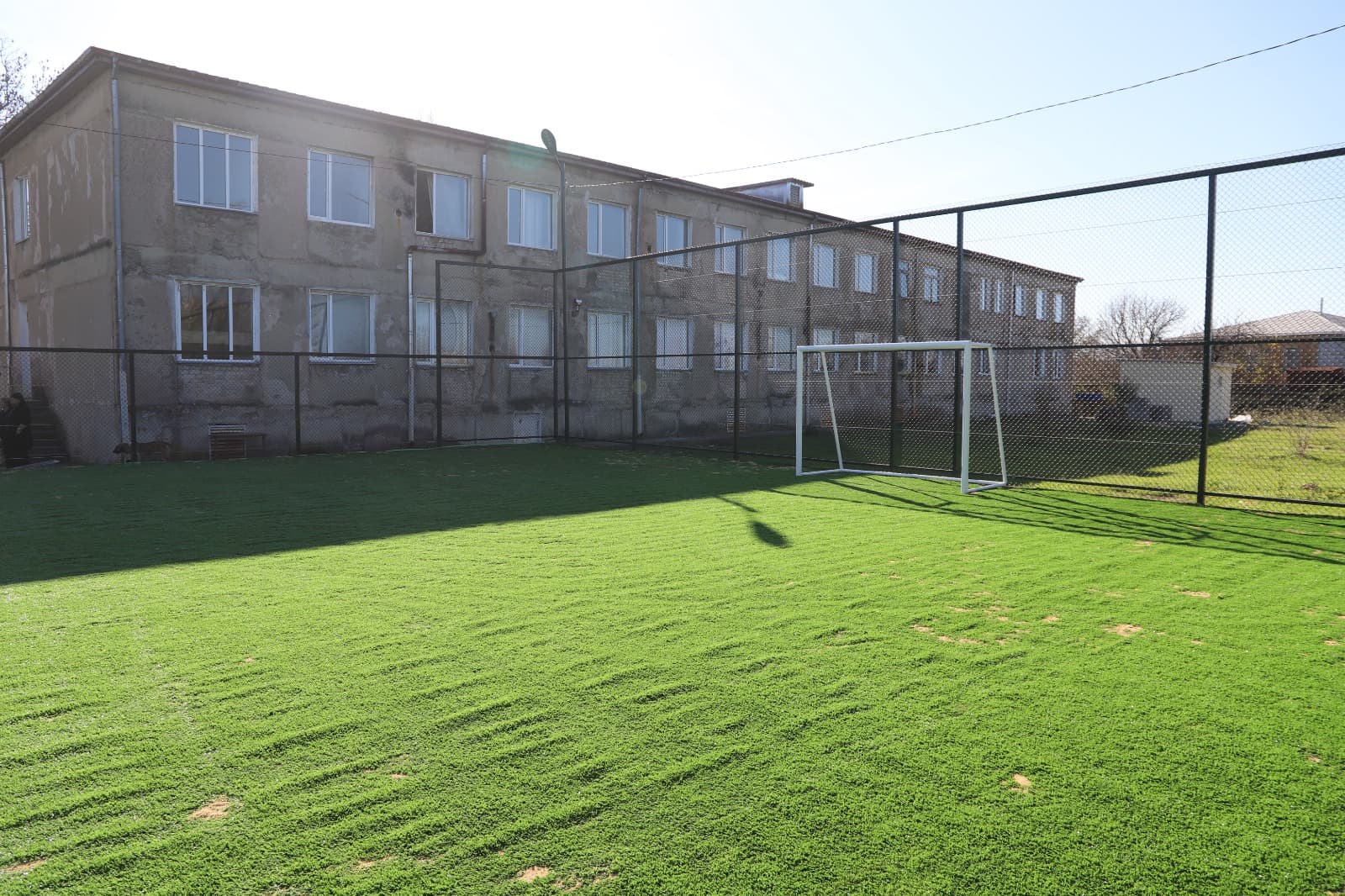 <p style="text-align: justify">თერჯოლის მუნიციპალიტეტის მერი მანუჩარ რობაქიძე, საკრებულოს თავმჯდომარე სოსო ჩაფიჩაძესთან ერთად, მუნიციპალიტეტში მიმდინარე სპორტული მინი მოედნების მოწყობა-რეაბილიტაციის დასკვნით სამუშაოებს გაეცნო.&nbsp;</p><p style="text-align: justify">2025 წელს, ახალგაზრდებში ჯანსაღი ცხოვრების წესის ხელშეწყობის მიზნით, ადგილობრივი მოსახლეობის თხოვნის საფუძველზე, ახალი სპორტული მინი მოედანი ექვს ადმინისტრაციულ ერთეულში ეწყობა.</p><p style="text-align: justify">თანამედროვე სპორტული ობიექტების რეაბილიტაცია სოფლის მხარდამჭერი პროგრამიდან ადგილობრივი ბიუჯეტის თანადაფინანსებით ხორციელდება და მისი საერთო ღირებულება 345 000 ლარია.</p>