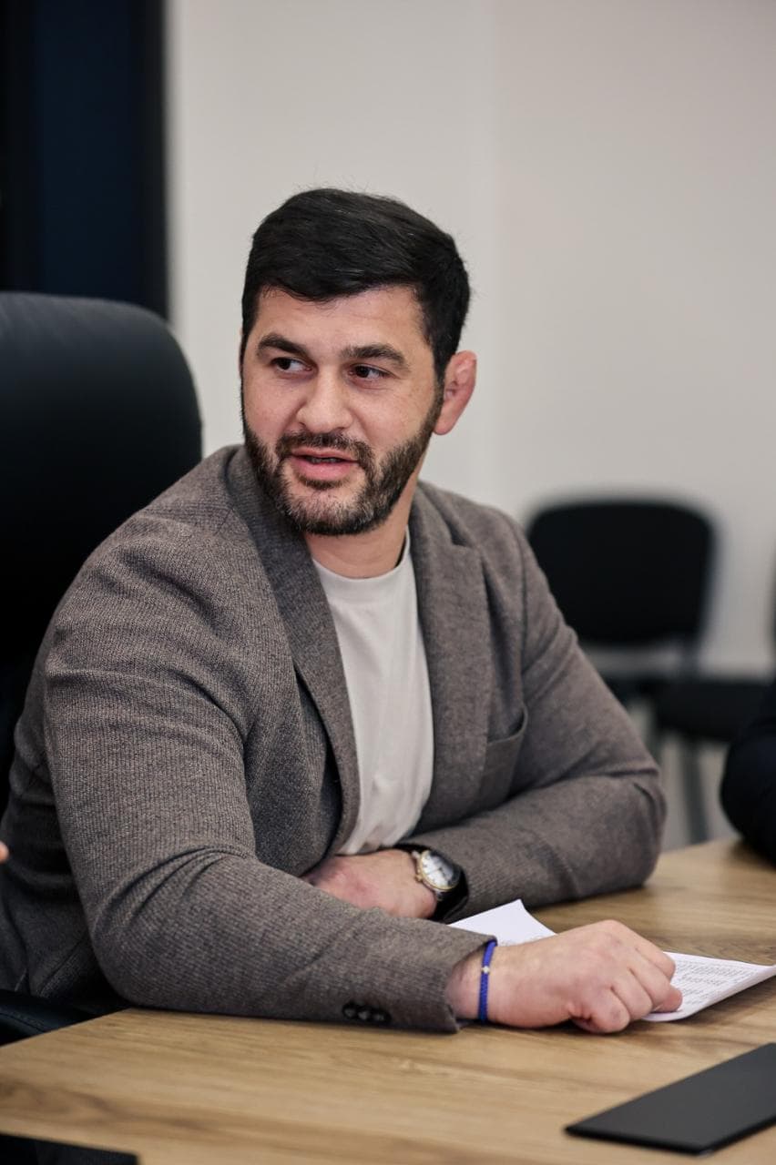 <p style="text-align: justify">თეთრიწყაროს მუნიციპალიტეტის მერმა მიხეილ აფციაურმა ქვემო ქართლში სახელმწიფო რწმუნებულის მოადგილესთან ავთანდილ ჭრიკიშვილთან ერთად, მერის პირველი მოადგილე სამსახურებისა და განყოფილებების უფროსებს ოფიციალურად წარუდგინა.</p><p style="text-align: justify">მერის პირველ მოადგილედ ლევან ხმალაძე დაინიშნა, რომელსაც, როგორც კერძო ასევე სახელმწიფო სტრუქტურებსა და სხვადასხვა საპასუხისმგებლო პოზიციებზე მუშაობის მრავალწლიანი გამოცდილება აქვს.</p><p style="text-align: justify">იგი წლების განმავლობაში მუშაობდა გარდაბნის მუნიციპალიტეტის მერიაში, ინფრასტრუქტურის, მშენებლობისა და სივრცითი მოწყობის სამსახურის, შიდა აუდიტის და მონიტორინგის სამსახურის ხელმძღვანელად, ასევე იყო გარდაბნის მუნიციპალიტეტის მერის მოადგილე.</p><p style="text-align: justify">ამ დრომდე, ლევან ხმალაძე გარდაბნის მუნიციპალიტეტის საკრებულოში ფრაქცია "ქართული ოცნება - დემოკრატიული საქართველოს“ თავმჯდომარის პოზიციას იკავებდა.</p>