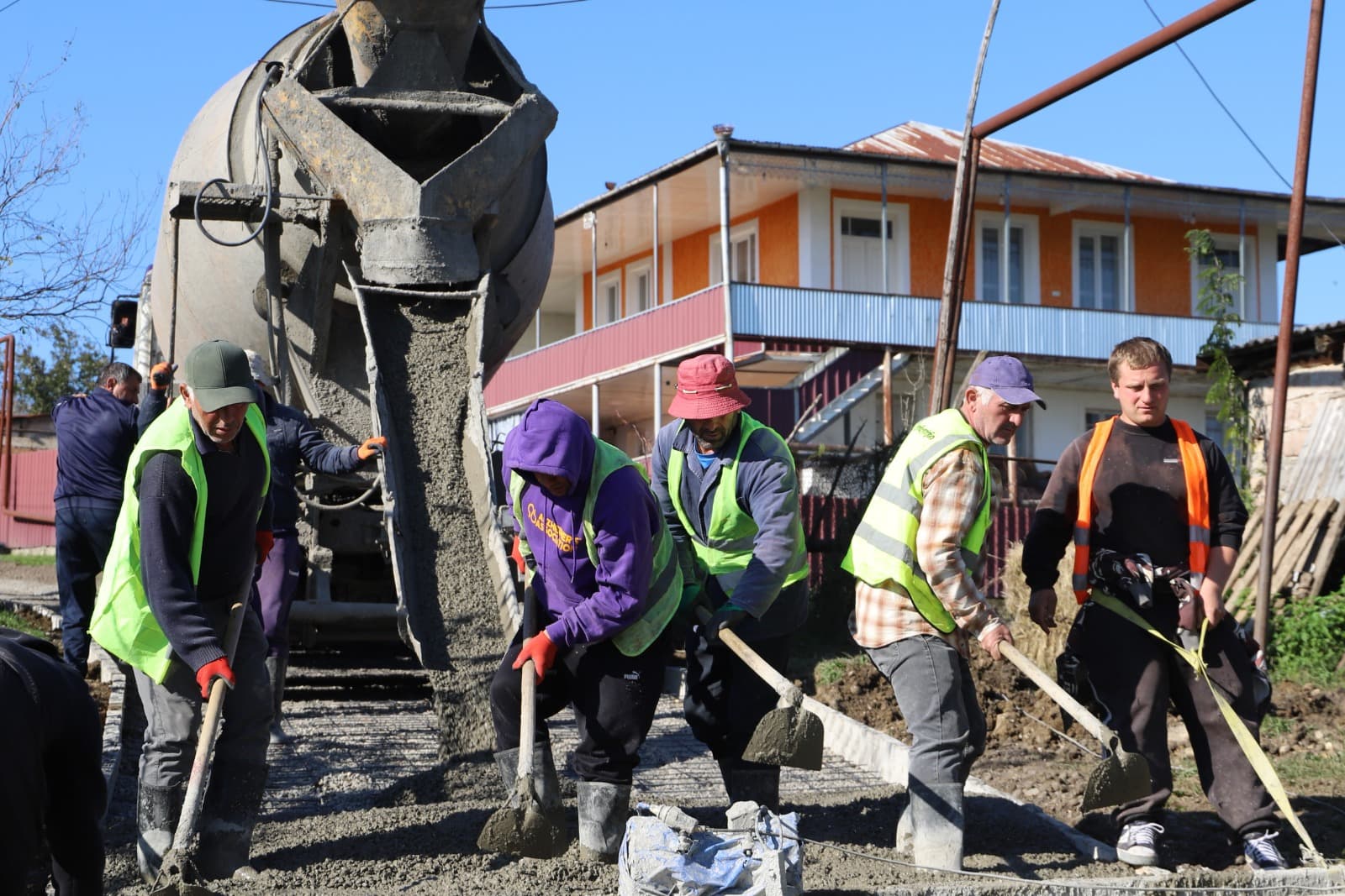 <p style="text-align: justify">თერჯოლის მუნიციპალიტეტის მერი მანუჩარ რობაქიძე საკრებულოს თავმჯდომარე სოსო ჩაფიჩაძესთან ერთად ორი ინფრასტრუქტურული პროექტის მიმდინარეობას გაეცნო.</p><p style="text-align: justify">მუნიციპალიტეტის მერიის ინფორმაციით, სოფელ ღვანკითში, ზოვრეთთან დამაკავშირებელი საავტომობილო გზის მშენებლობა აქტიურ ფაზაშია. პროექტი ხორციელდება რეგიონული განვითარების ფონდისა და ადგილობრივი ბიუჯეტის თანადაფინანსებით. სამუშაოების ფარგლებში 1,6 კმ-იან მონაკვეთზე ეწყობა არმირებული ბეტონის საფარი. პროექტის საერთო ღირებულება შეადგენს დაახლოებით 400 000 ლარს, ხოლო სამუშაოებს ასრულებს შპს „მეკა“.</p><p style="text-align: justify">ქალაქ თერჯოლაში, ჯაბიძის ქუჩაზე, სტიქიის სალიკვიდაციო ღონისძიებების ფარგლებში მიმდინარეობს საავტომობილო გზის სარეაბილიტაციო სამუშაოები. პროექტის ღირებულება შეადგენს 198 000 ლარს, რომელსაც შპს „უნივერსალ ჯორჯია“ ახორციელებს. სამუშაოების შედეგად მოეწყობა 3000 მ² არმირებული ბეტონის საფარი და სანიაღვრე სისტემა.</p><p style="text-align: justify">საგზაო ინფრასტრუქტურული პროექტების მონიტორინგში მონაწილეობდნენ ადმინისტრაციული ერთეულების მაჟორიტარი დეპუტატები და მერის წარმომადგენლები.</p>