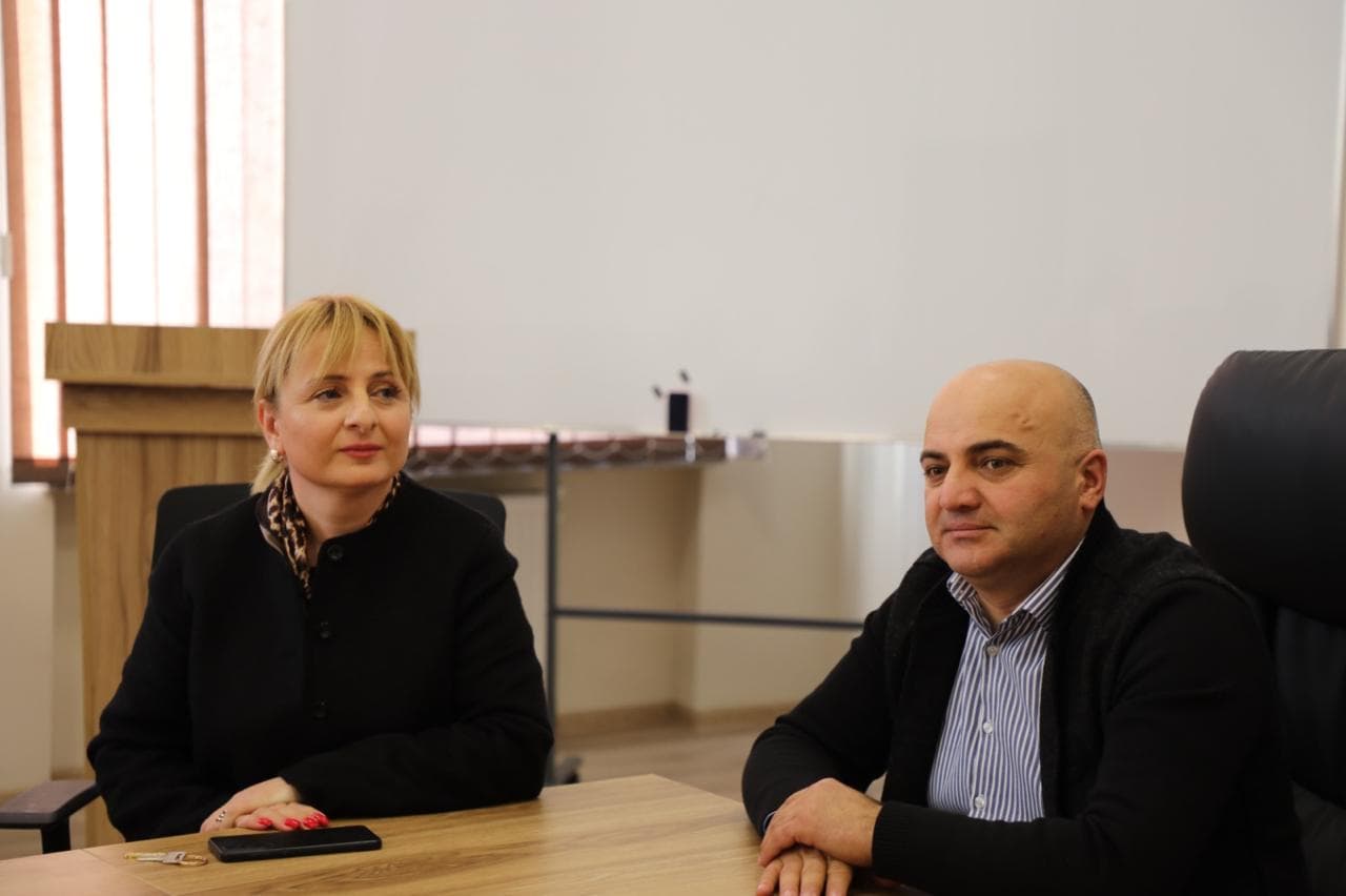 <p style="text-align: justify">თეთრიწყაროს მუნიციპალიტეტის მერმა მიხეილ აფციაურმა ქვემო ქართლში სახელმწიფო რწმუნებულის მოადგილესთან ავთანდილ ჭრიკიშვილთან ერთად, მერის პირველი მოადგილე სამსახურებისა და განყოფილებების უფროსებს ოფიციალურად წარუდგინა.</p><p style="text-align: justify">მერის პირველ მოადგილედ ლევან ხმალაძე დაინიშნა, რომელსაც, როგორც კერძო ასევე სახელმწიფო სტრუქტურებსა და სხვადასხვა საპასუხისმგებლო პოზიციებზე მუშაობის მრავალწლიანი გამოცდილება აქვს.</p><p style="text-align: justify">იგი წლების განმავლობაში მუშაობდა გარდაბნის მუნიციპალიტეტის მერიაში, ინფრასტრუქტურის, მშენებლობისა და სივრცითი მოწყობის სამსახურის, შიდა აუდიტის და მონიტორინგის სამსახურის ხელმძღვანელად, ასევე იყო გარდაბნის მუნიციპალიტეტის მერის მოადგილე.</p><p style="text-align: justify">ამ დრომდე, ლევან ხმალაძე გარდაბნის მუნიციპალიტეტის საკრებულოში ფრაქცია "ქართული ოცნება - დემოკრატიული საქართველოს“ თავმჯდომარის პოზიციას იკავებდა.</p>