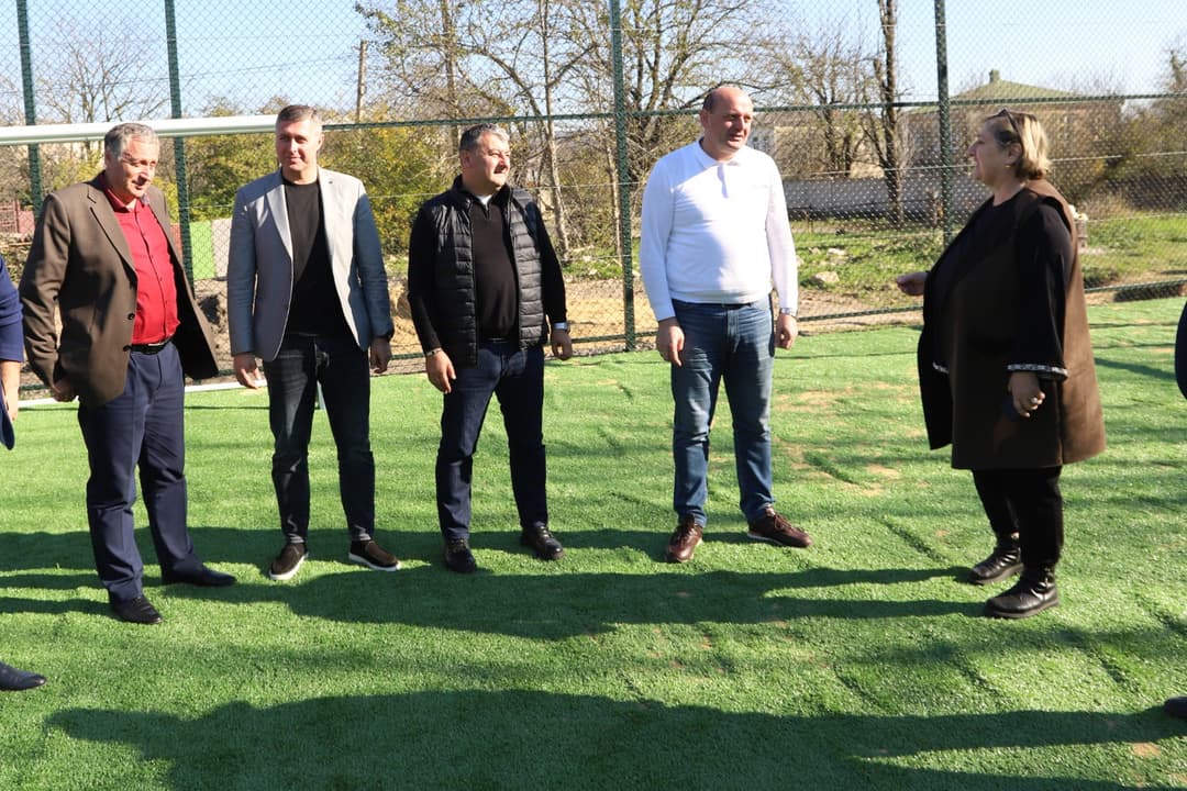 თერჯოლის მუნიციპალიტეტის მერი სპორტული მინი მოედნების მოწყობა-რეაბილიტაციის დასკვნით სამუშაოებს გაეცნო