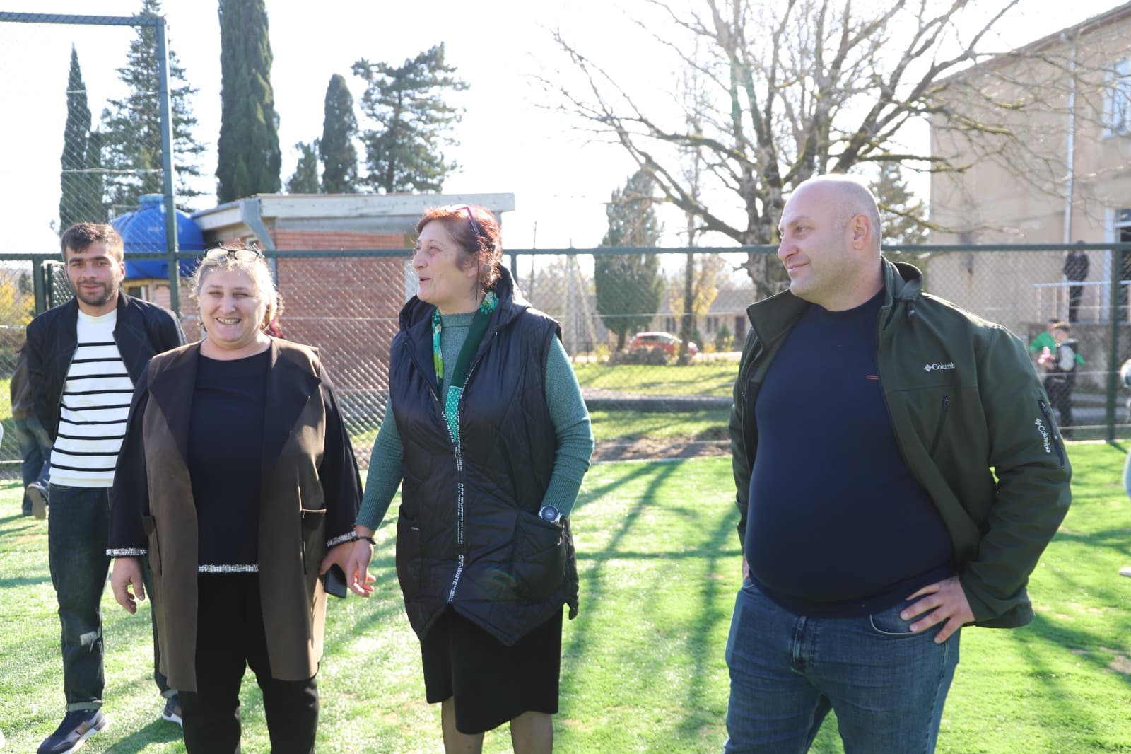 <p style="text-align: justify">თერჯოლის მუნიციპალიტეტის მერი მანუჩარ რობაქიძე, საკრებულოს თავმჯდომარე სოსო ჩაფიჩაძესთან ერთად, მუნიციპალიტეტში მიმდინარე სპორტული მინი მოედნების მოწყობა-რეაბილიტაციის დასკვნით სამუშაოებს გაეცნო.&nbsp;</p><p style="text-align: justify">2025 წელს, ახალგაზრდებში ჯანსაღი ცხოვრების წესის ხელშეწყობის მიზნით, ადგილობრივი მოსახლეობის თხოვნის საფუძველზე, ახალი სპორტული მინი მოედანი ექვს ადმინისტრაციულ ერთეულში ეწყობა.</p><p style="text-align: justify">თანამედროვე სპორტული ობიექტების რეაბილიტაცია სოფლის მხარდამჭერი პროგრამიდან ადგილობრივი ბიუჯეტის თანადაფინანსებით ხორციელდება და მისი საერთო ღირებულება 345 000 ლარია.</p>