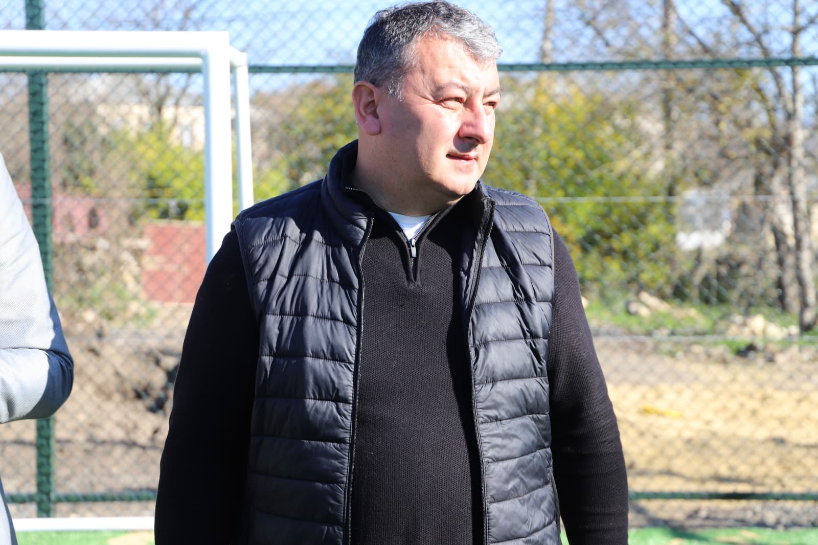 <p style="text-align: justify">თერჯოლის მუნიციპალიტეტის მერი მანუჩარ რობაქიძე, საკრებულოს თავმჯდომარე სოსო ჩაფიჩაძესთან ერთად, მუნიციპალიტეტში მიმდინარე სპორტული მინი მოედნების მოწყობა-რეაბილიტაციის დასკვნით სამუშაოებს გაეცნო.&nbsp;</p><p style="text-align: justify">2025 წელს, ახალგაზრდებში ჯანსაღი ცხოვრების წესის ხელშეწყობის მიზნით, ადგილობრივი მოსახლეობის თხოვნის საფუძველზე, ახალი სპორტული მინი მოედანი ექვს ადმინისტრაციულ ერთეულში ეწყობა.</p><p style="text-align: justify">თანამედროვე სპორტული ობიექტების რეაბილიტაცია სოფლის მხარდამჭერი პროგრამიდან ადგილობრივი ბიუჯეტის თანადაფინანსებით ხორციელდება და მისი საერთო ღირებულება 345 000 ლარია.</p>