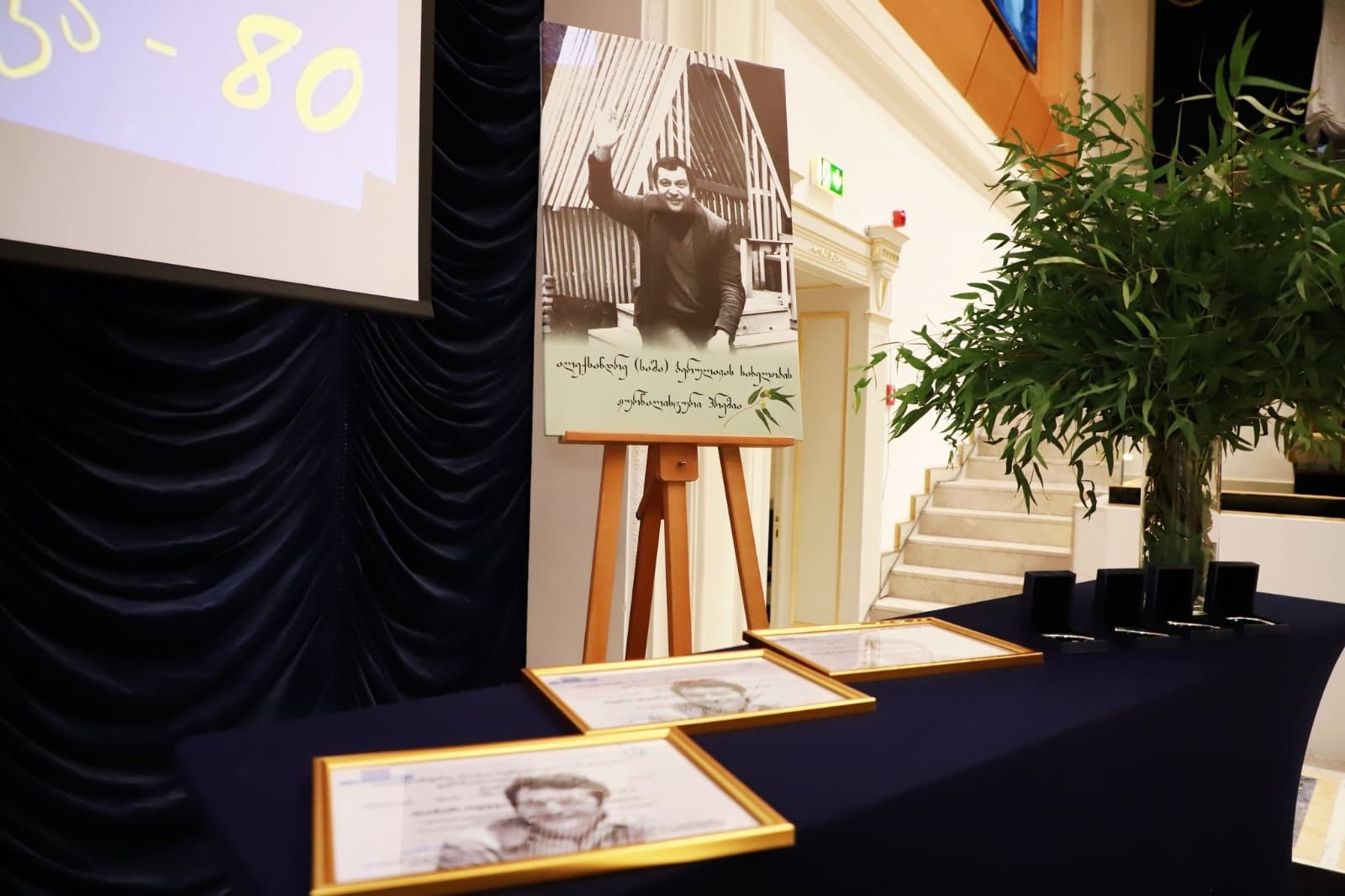 Frontnews image description