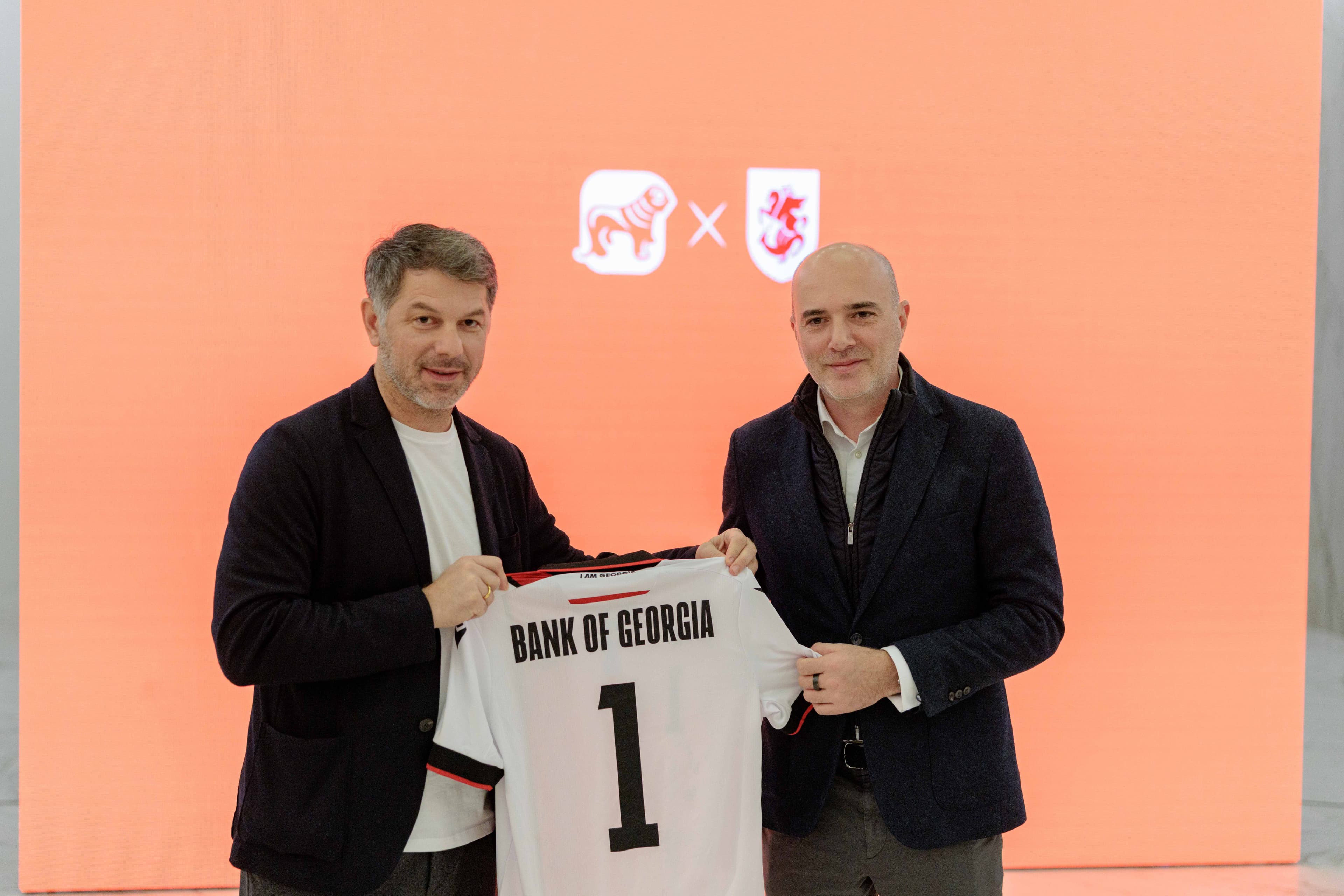 <p style="text-align: justify">საქართველოს ბანკი, როგორც ქართული სპორტის, განსაკუთრებით კი ქართული  ფეხბურთის ქომაგი და მთავარი სპონსორი, ქართველი ფეხბურთელების მხარდაჭერას აგრძელებს. საქართველოს ბანკის გენერალურმა დირექტორმა  დღეს დაგროვილი ქონების ისტორიულ შენობაში საქართველოს ფეხბურთის ფედერაციის პრეზიდენტსა და ეროვნული ნაკრების  წევრებს უმასპინძლა. </p><p style="text-align: justify">„მოხარული ვარ რომ დღეს მაქვს პატივი, ვუმასპინძლო საქართველოს ფეხბურთის ეროვნულ ნაკრებს, სპორტსმენებს, რომლებმაც სრულიად შეცვალეს ფეხბურთის ისტორია ბოლო წლების განმავლობაში და ის საერთოდ სხვა ეტაპზე აიყვანეს. მადლობა მათ თითოეული ემოციისთვის, სიამაყის მიზეზისთვის, მეტოქის კარში გატანილი თუ ჩვენი კარის მისამართით აღებული გოლისთვის. მადლობა იმისთვის, რომ კვლავ გაგვახსენეს გულშემატკივრობის გემო, ერთიანობის სიხარული. მადლობა იმისთვის, რომ დაგვაჯერეს, ზღაპრის ბოლო რომ კეთილია და გაგვხადეს იმ მოვლენის მონაწილეები, შვილიშვილებს რომ მოვუყვებით. ძალიან გვეამაყება, რომ ჯერ კიდევ 2022 წლიდან საქართველოს ბანკი  საქართველოს ეროვნული საფეხბურთო ნაკრების მთავარი მხარდამჭერია. თანამშრომლობის ფარგლებში, ბანკი  მხარს უჭერს არამხოლოდ  საქართველოს ფეხბურთის ეროვნულ ნაკრებს, არამედ ქალთა, ვაჟთა და ფუტსალის ეროვნულ და ასაკობრივ ნაკრებ გუნდებს. ამ პარტნიორობით თავიდანვე გვსურდა ჩვენი წვლილი შეგვეტანა იმ საქმეში, რასაც ქართული სპორტის განვითარება ქვია. ჩვენთვის განსაკუთრებით დიდი პატივია ეროვნული ნაკრების გვერდით დგომა, რადგან მათ უკვე მოგვიტანეს არაერთი შთამბეჭდავი გამარჯვება და დარწმუნებული ვარ, მათი წარმატება ბევრ ახალგაზრდას მისცემს სტიმულს, არ გაჩერდეს და კიდევ უკეთ აითვისოს და გამოავლინოს საკუთარი პოტენციალი“,- აღნიშნა არჩილ გაჩეჩილაძემ, საქართველოს ბანკის გენერალურმა დირექტორმა.  </p><p style="text-align: justify">“უკვე სამ წელზე მეტია, რაც საქართველოს ბანკი საქართველოს ფეხბურთის ფედერაციის გენერალური პარტნიორია და შეგვიძლია სრული პასუხისმგებლობით ვთქვათ, რომ ეს თანამშრომლობა ერთ-ერთი ყველაზე წარმატებული და ნაყოფიერია  ქართული ფეხბურთის თანამედროვე ისტორიაში. ამ წლებმა არა მხოლოდ მნიშვნელოვანი პროგრესი მოიტანა, არამედ დაუვიწყარი გამარჯვებები და ისტორიული წარმატებები — როგორც ეროვნული, ისე ასაკობრივი და ქალთა ნაკრებების, ასევე ფუტსალის ეროვნული გუნდის დონეზე. საქართველოს ეროვნული ნაკრების დღევანდელი სტუმრობა საქართველოს ბანკში სიმბოლურად წარმოაჩენს იმ მჭიდრო ურთიერთობას, რომელიც ჩვენს ორგანიზაციებს შორის ჩამოყალიბდა. მოხარული ვარ, რომ გვაქვს შესაძლებლობა, ერთად ვიზრუნოთ ფეხბურთის განვითარებზე და წვლილი შევიტანოთ მომავალი თაობების წარმატებაში. მჯერა, რომ ჩვენი თანამშრომლობა მომავალშიც გაგრძელდება, კიდევ უფრო გაფართოვდება და ახალ ენერგიას შესძენს ქართული ფეხბურთის წინსვლას — როგორც მოედანზე, ისე მის ფარგლებს გარეთ”, - განაცხადა სფფ-ის პრეზიდენტმა, ლევან კობიაშვილმა. </p><p style="text-align: justify">ინფორმაციისთვის, საქართველოს საფეხბურთო ნაკრები მსოფლიო ჩემპიონატის შესარჩევი ეტაპის შემდეგ თამაშს 15 ნოემბერს, ესპანეთთან 21:00 საათზე, დინამო არენაზე გამართავს. 18 ნოემბერს კი  ეროვნული ნაკრები  სოფიაში, ბულგარეთის გუნდს დაუპირისპირდება. </p><p><strong><em>(R)</em></strong></p>