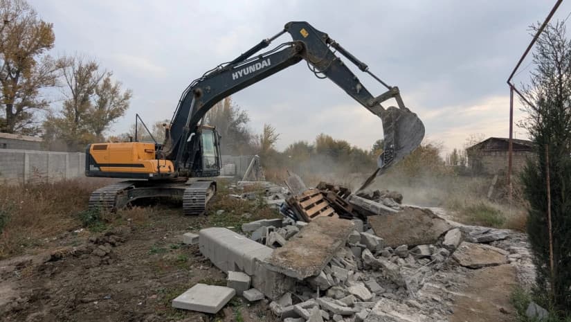 თბილისის მერია - განხორციელდა უკანონოდ განთავსებული დაუსრულებელი ნაგებობების და მსუბუქი კონსტრუქციების დემონტაჟი