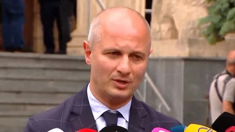 ადვოკატი - ველოდებით, რომ მოიყვანენ რამდენიმე პოლიციელს, რომელიც იტყვის დაზეპირებულ ტექსტს, რომ ნიკა მელიამ მათ შეურაცხყოფა მიაყენა, რაც სიგიჟეა