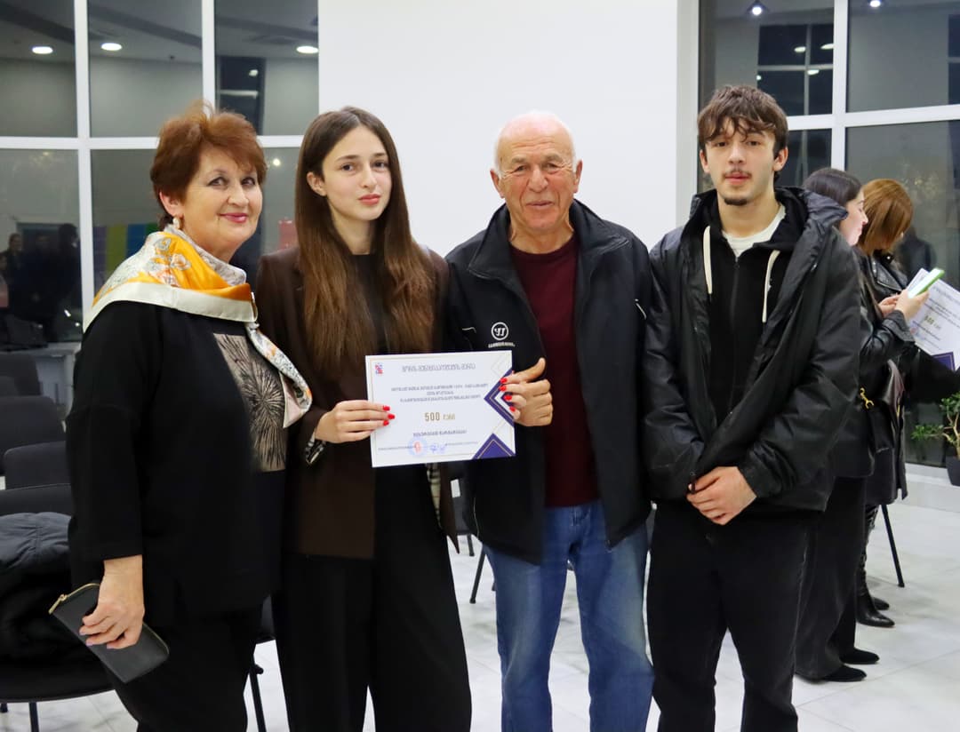 გორის მუნიციპალიტეტის მერიამ 100%-იანი გრანტის მქონე სტუდენტები 500 ლარით დაჯილდოვა