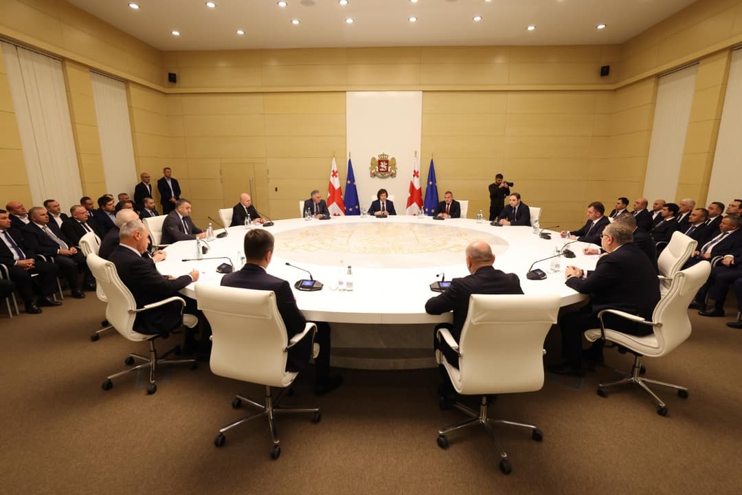 ირაკლი კობახიძემ სახელმწიფო რწმუნებულებთან და მუნიციპალიტეტების მერებთან მიმდინარე პროექტები და სამომავლო გეგმები განიხილა