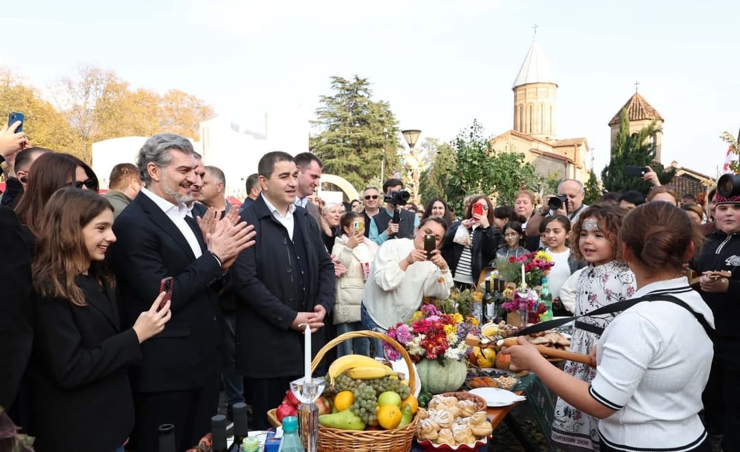 მიხეილ ყაველაშვილი ყვარელში “ილიაობის” ტრადიციულ დღესასწაულზე შვილებთან ერთად იმყოფებოდა
