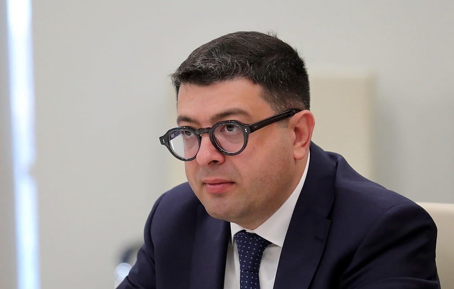 Samkharadze argued that “Zelenskyy’s government was the main example of servility and marionette politics,” characterising it as a “troupe of clowns” undermining Ukraine’s statehood