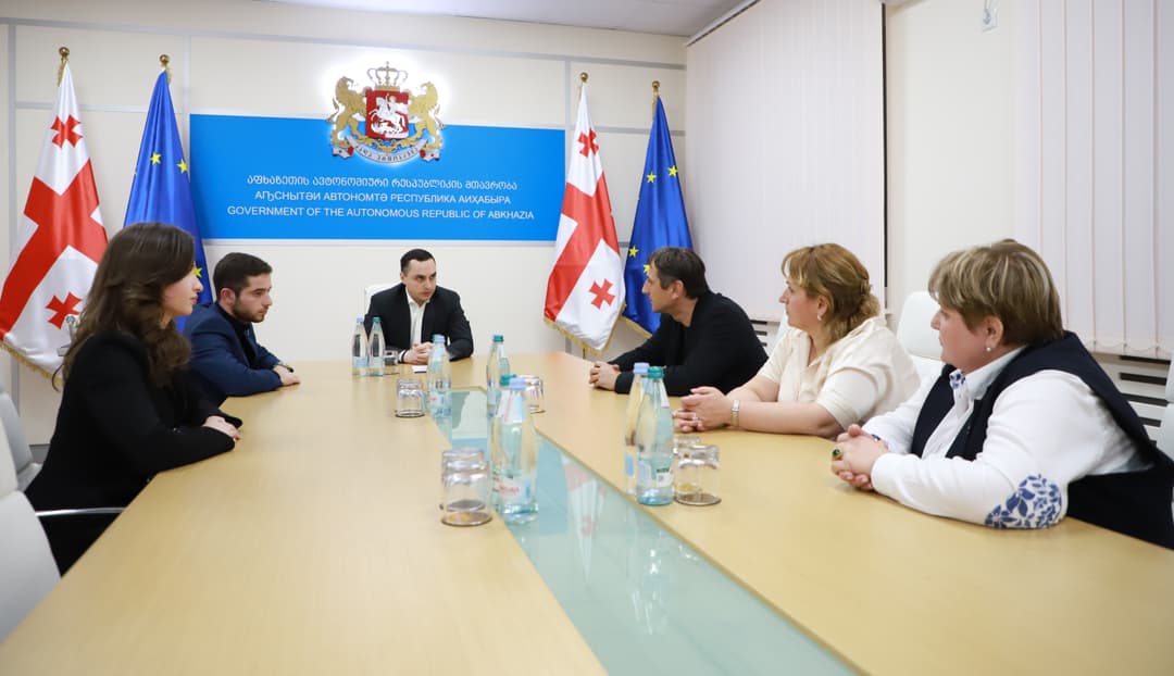 გიორგი ჯინჭარაძე თბილისის საკრებულოს მაჟორიტარ დეპუტატთან ერთად "ჰუალინგის" დასახლების მცხოვრებლებს შეხვდა