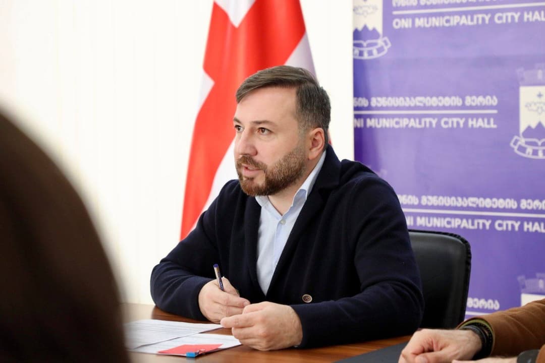 ონის მუნიციპალიტეტის მერმა მუნიციპალიტეტის სტრუქტურული ერთეულებისა და შპს-ების ხელმძღვანელ პირებთან პირველი სამუშაო შეხვედრა გამართა