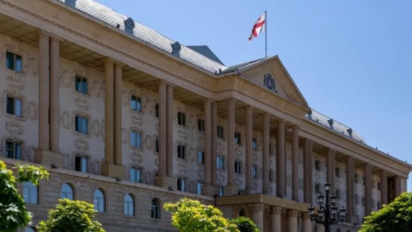 ვალერიან კვარაცხელია, რომელმაც დღეს ბრალი აღიარა, 10 000-ლარიანი გირაოს სანაცვლოდ, სასამართლო დარბაზიდან გათავისუფლდა