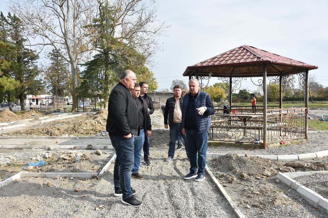 წყალტუბოს მუნიციპალიტეტის მერი ინფრასტრუქტურული პროექტების სამუშაოების მიმდინარეობას ეცნობა