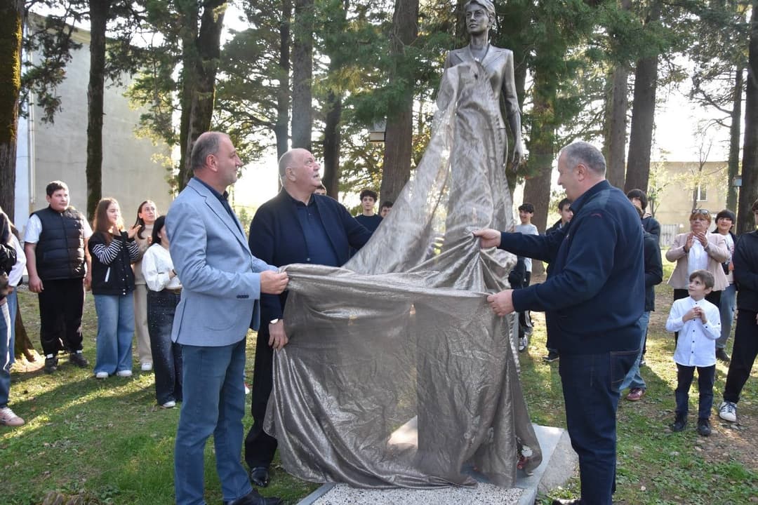წყალტუბოს მუნიციპალიტეტის მერი სოფელ მაღლაკის N1 საჯარო სკოლაში, მასწავლებლის ძეგლის გახსნის ცერემონიას დაესწრო