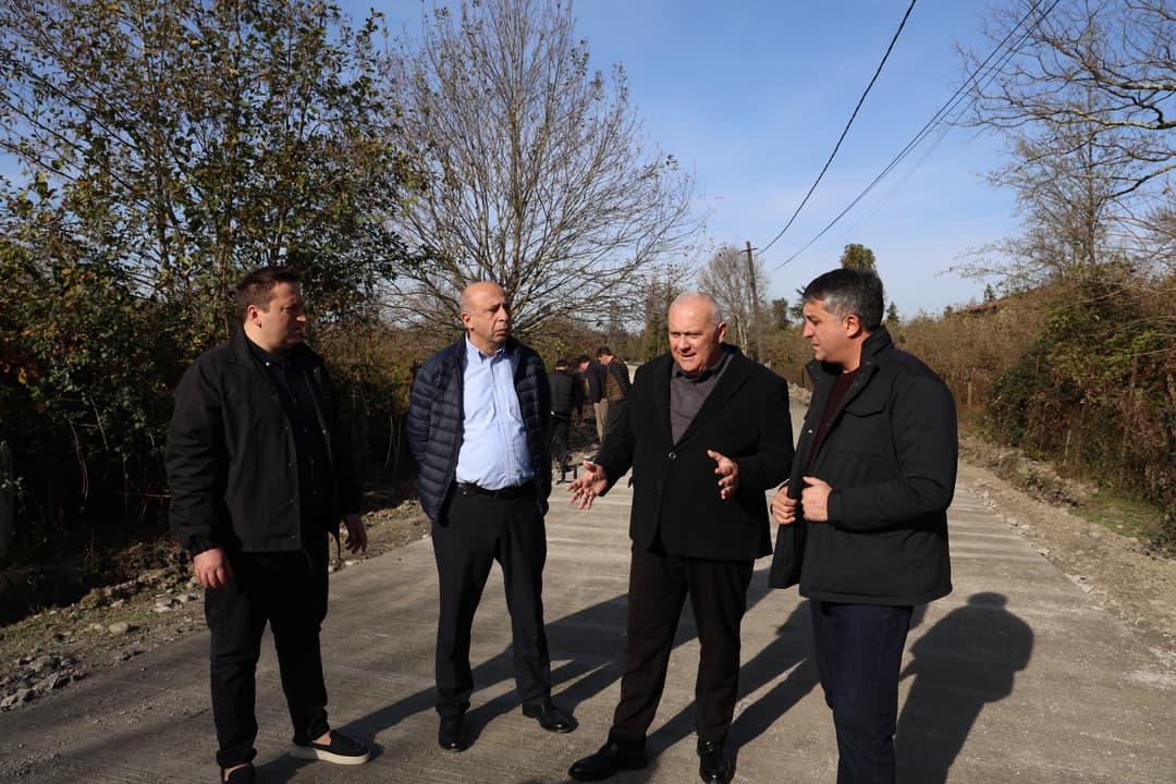 ზუგდიდის სოფელ კოკსა და განმუხურში საგზაო ინფრასტრუქტურის მშენებლობა მიმდინარეობას პროცესს სახელმწიფო რწმუნებული და მერი გაეცნენ