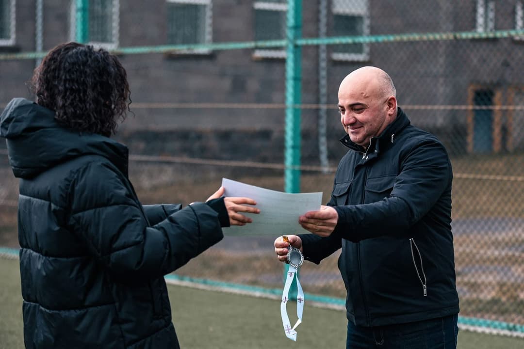 მინისტრის მოადგილემ, სახელმწიფო რწმუნებულმა და თეთრიწყაროს მერმა გოგონათა საფეხბურთო გუნდის წევრები დააჯილდოვეს