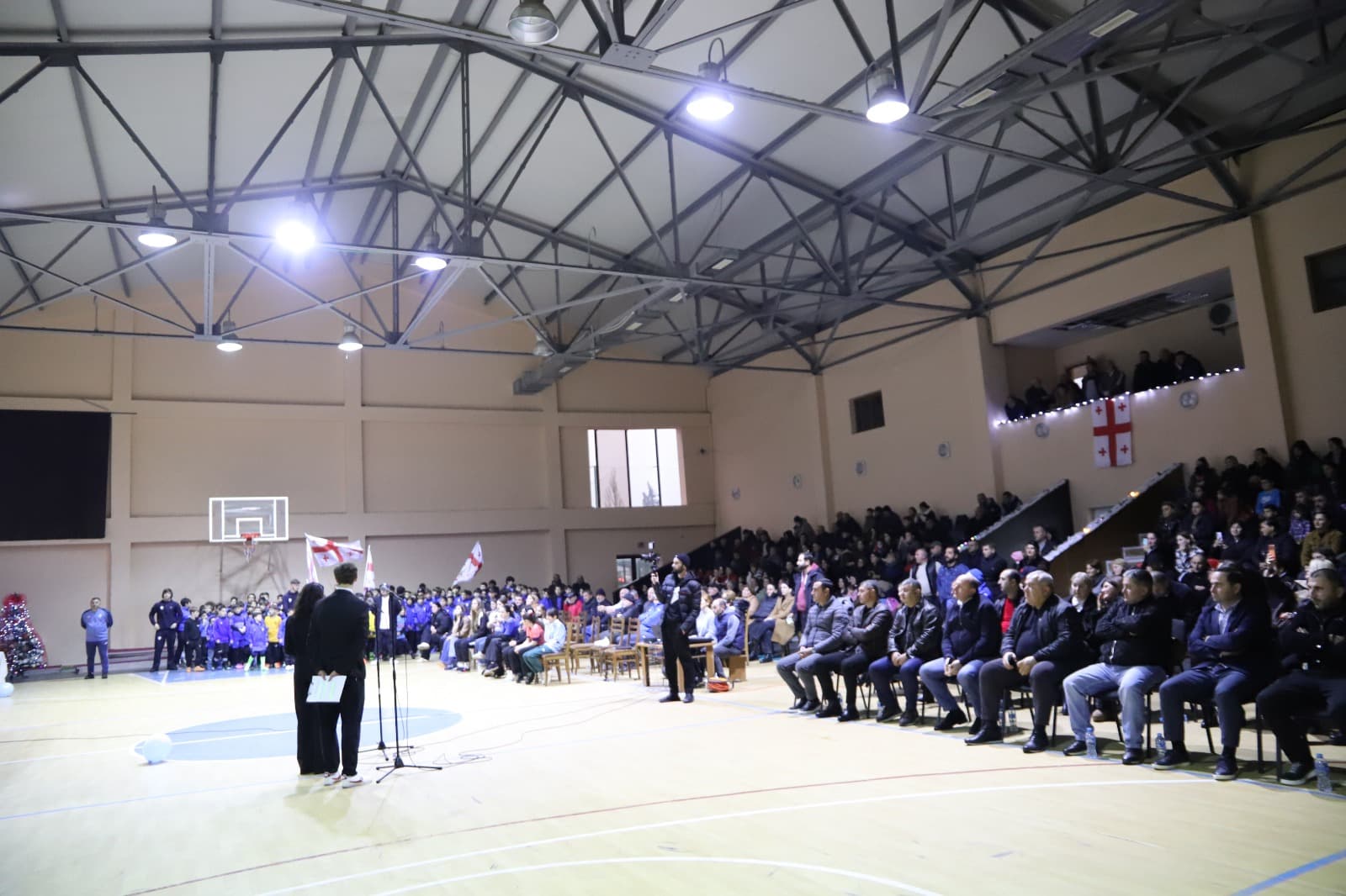 <p style="text-align: justify">თერჯოლის მუნიციპალიტეტის მერი მანუჩარ რობაქიძე, საკრებულოს თავმჯდომარე სოსო ჩაფიჩაძესთან და მოადგილე მირზა ქოჩიაშვილთან ერთად საფეხბურთო კლუბ "საპოვნელას" 2025 წლის შემაჯამებელ ღონისძიებას დაესწრო.</p><p style="text-align: justify">საპოვნელას შემაჯამებელ ღონისძიებაზე წარმატებული სპორტსმენები, საპატიო სტუმრები, ფეხბურთის მწვრთნელები და ის ადამიანები დააჯილდოვეს, ვინც თერჯოლაში ფეხბურთის განვითარების საქმეში წვლილი შეიტანა, პრეზენტაციის სახით წარმოდგენილი იყო მიმდინარე წელს საპოვნელას სხვადასხვა ასაკობრივი კატეგორიის აღსაზრდელთა წარმატებები.</p><p style="text-align: justify">ღონისძიებას, რომელსაც მუნიციპალიტეტის სპორტის სასახლემ უმასპინძლა, ადგილობრივი თვითმმართველობის, იმერეთის ფეხბურთის ფედერაციის და ადგილობრივი რესურსცენტრის წარმომადგენლები დაესწრნენ.</p>