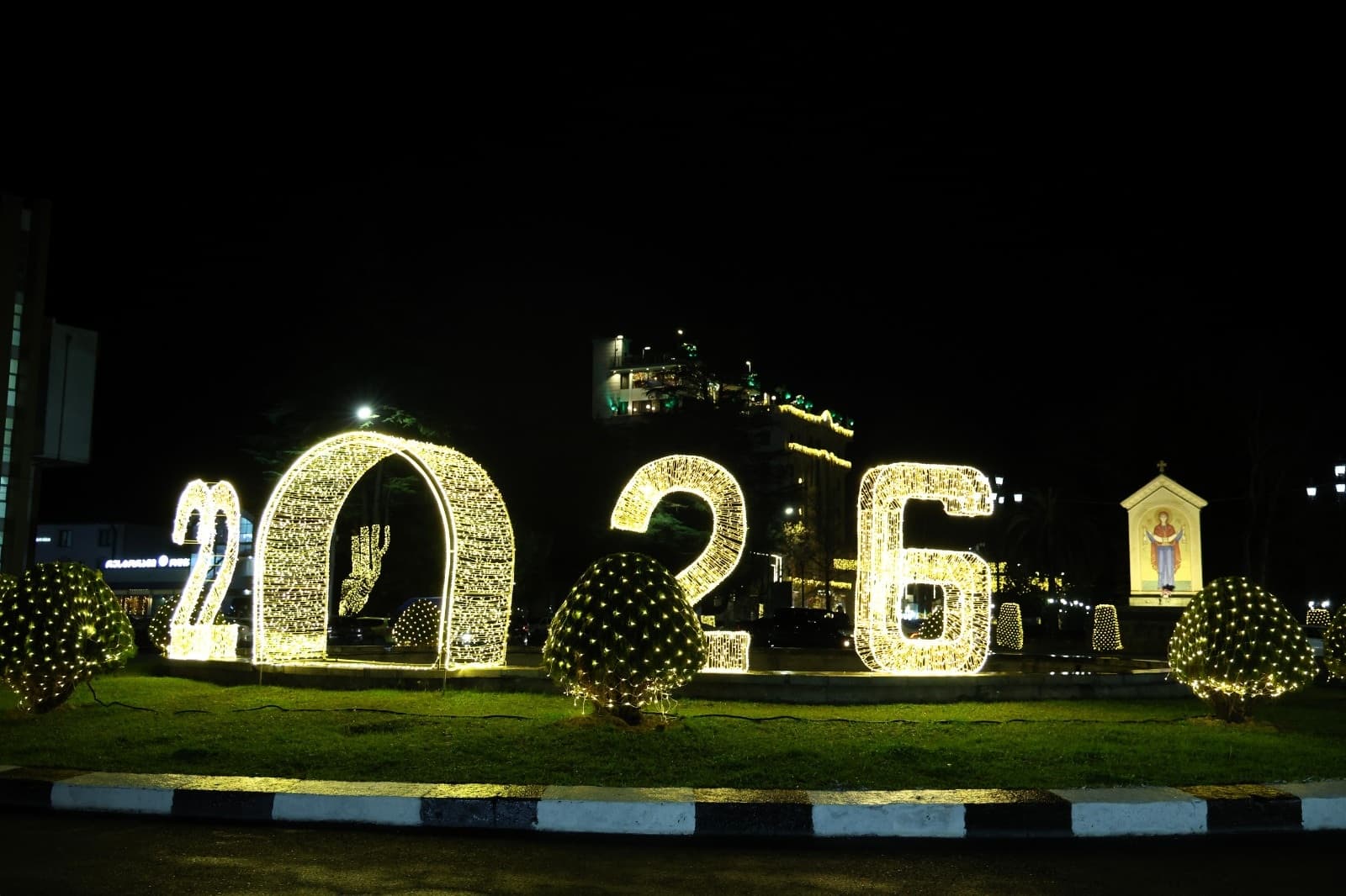 <p style="text-align: justify">ზუგდიდის მთავარი ნაძვის ხე საზეიმოდ აინთო. ქალაქის ცენტრალურ გამზირზე, მთავარი ნაძვის ხის ანთების ღონისძიებაში ზუგდიდის ანსამბლებმა და შემოქმედებითმა ჯგუფებმა მიიღეს მონაწილეობა.</p><p style="text-align: justify">ღონისძიებას სამეგრელო-ზემო სვანეთის სახელმწიფო რწმუნებული დავით ვერავა, ზუგდიდის მერი დავით კოდუა, პარლამენტის წევრი, ზუგდიდის დელეგატი ედიშერ თოლორაია და თვითმმართველობის წარმომადგენლები დაესწრნენ.</p><p style="text-align: justify">„მიმდინარე წელი თითოეული ჩვენგანისთვის განსხვავებული გამოწვევების წელი იყო, მაგრამ ზუგდიდმა კიდევ ერთხელ დაამტკიცა, რომ ერთიანობით, ურთიერთდახმარებით და სიყვარულით შეუძლია გამარჯვება და წინსვლა. მადლობა თითოეულ მოქალაქეს, ვინც თავისი წვლილი შეიტანა ჩვენი ქალაქის განვითარებაში - მადლობა ჩემს ზუგდიდელებს შრომისა და გულწრფელი დამოკიდებულებისთვის.</p><p style="text-align: justify">გილოცავთ დამდეგ შობა ახალ წელს - მინდა, ეს წელი იყოს მშვიდობის, ჯანმრთელობის, წარმატების და ბედნიერების წელი თითოეული ოჯახისთვის. წარმატებები, მშვიდობა და მეტი განვითარება ჩვენს ქალაქს“ - განაცხადა ზუგდიდის მერმა დავით კოდუამ.</p><p style="text-align: justify">საზეიმო ღონისძიებაში მოსწავლე ახალგაზრდობის სასახლის მუსიკალურ-თეატრალური სტუდია "რიბი რაბო,“ სტუდია ,,რეტრო,“ სახელოვნებო სკოლების გაერთიანების საგუნდო-სამუსიკო სკოლის აკადემიური გუნდი, ხელოვნებისა და კულტურის განვითარების ცენტრის ბენდი "ბოლო ოთახი” და კვარტეტი "აკორდი” მონაწილეობდა.&nbsp;</p><p style="text-align: justify">ზუგდიდში შემდეგი საახალწლო კონცერტი 31 დეკემბერს, ახალი წლის ღამეს კულტურის სამინისტროსა და „შემოქმედებითი საქართველოს“ მხარდაჭერით გაიმართება, სადაც ზუგდიდელების წინაშე ნუცა ბუზალაძე წარდგება.</p>