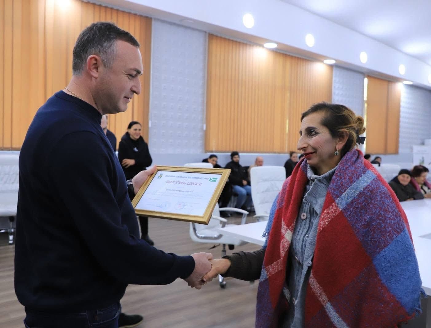 <p style="text-align: justify">დასუფთავების სამსახურის თანამშრომლების შრომა ხშირად შეუმჩნეველია, თუმცა მისი მნიშვნელობა ფასდაუდებელია, - ამის შესახებ სოციალურ ქსელში ზესტაფონის მერი ვახტანგ ღამბაშიძე წერს.</p><p style="text-align: justify">"მადლიერება და პატივისცემა გამოვხატეთ იმ ადამიანების მიმართ, რომლებიც მაშინ იღვიძებენ, როცა მთელ ქალაქს სძინავს.</p><p style="text-align: justify">დასუფთავების სამსახურის თანამშრომლების შრომა ხშირად შეუმჩნეველია, თუმცა მისი მნიშვნელობა ფასდაუდებელია.</p><p style="text-align: justify">მადლობას გიხდით ქალაქის სისუფთავისა და წესრიგის შენარჩუნებაში შეტანილი განსაკუთრებული წვლილისთვის,<br>კეთილსინდისიერი შრომისა და ყოველდღიური თავდადებისთვის, რომლითაც ჩვენი ქალაქი თითოეული მოქალაქისთვის უფრო სუფთა, ლამაზი და კომფორტული ხდება.</p><p style="text-align: justify">თქვენი დაუღალავი შრომა ქმნის სუფთა, მოწესრიგებულ და სასიამოვნო გარემოს როგორც ქალაქის მცხოვრებლებისთვის, ისე სტუმრებისთვის.</p><p style="text-align: justify">გისურვებთ ჯანმრთელობასა და წარმატებებს", - წერს ღამბაშიძე.</p>