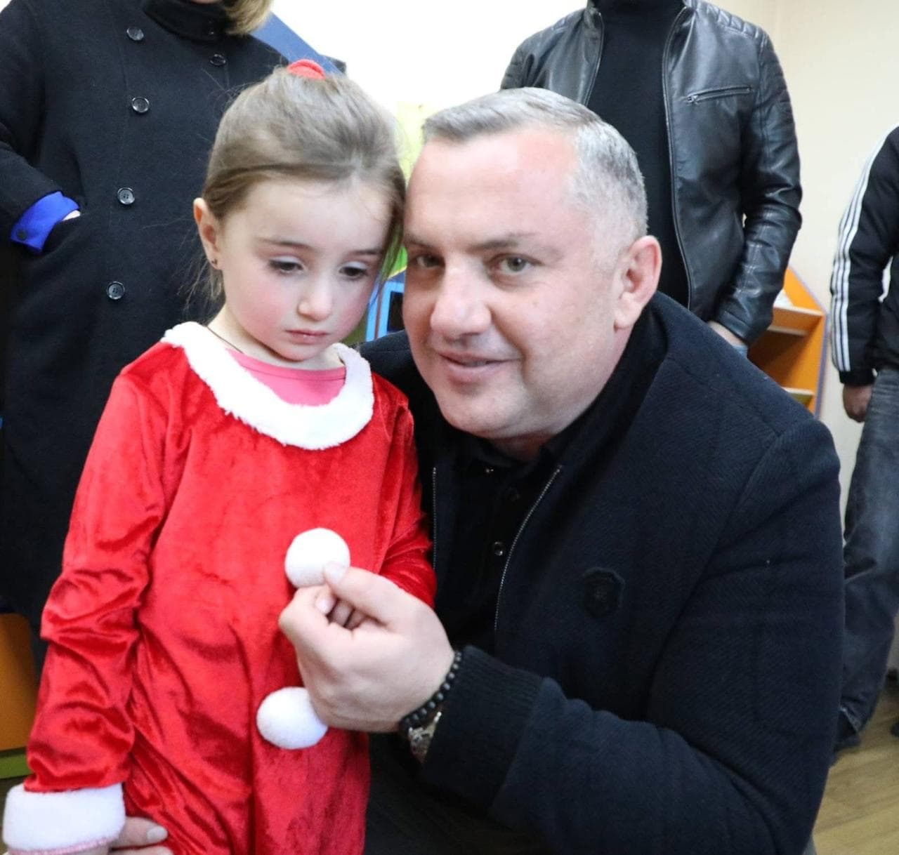 <p style="text-align: justify">თეთრიწყაროს მუნიციპალიტეტის მერმა მიხეილ აფციაურმა საბავშვო ბაღის აღსაზრდელებს დამდეგი შობა-ახალი წელი მიულოცა და საჩუქრები გადასცა.</p><p style="text-align: justify">ააიპ თეთრიწყაროს სკოლამდელი აღზრდა განათლებისა და სოციალურად დაუცველთა დახმარების ცენტრის თექვსმეტივე საბავშვო ბაღში საახალწლო ღონისძიებები გაიმართა.</p><p style="text-align: justify">ღონისძიებებს ასევე მუნიციპალიტეტის მერისა და საკრებულოს თავმჯდომარის პირველი მოადგილეები, ლევან ხმალაძე, ვალერიან სუხიტაშვილი, ცენტრის დირექტორი ფიქრია მეშველიანი, ცენტრის თანამშრომლები და ადგილობრივი თვითმმართველობის წარმომადგენლები ესწრებოდნენ.</p>