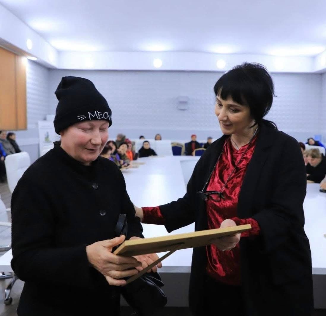 <p style="text-align: justify">დასუფთავების სამსახურის თანამშრომლების შრომა ხშირად შეუმჩნეველია, თუმცა მისი მნიშვნელობა ფასდაუდებელია, - ამის შესახებ სოციალურ ქსელში ზესტაფონის მერი ვახტანგ ღამბაშიძე წერს.</p><p style="text-align: justify">"მადლიერება და პატივისცემა გამოვხატეთ იმ ადამიანების მიმართ, რომლებიც მაშინ იღვიძებენ, როცა მთელ ქალაქს სძინავს.</p><p style="text-align: justify">დასუფთავების სამსახურის თანამშრომლების შრომა ხშირად შეუმჩნეველია, თუმცა მისი მნიშვნელობა ფასდაუდებელია.</p><p style="text-align: justify">მადლობას გიხდით ქალაქის სისუფთავისა და წესრიგის შენარჩუნებაში შეტანილი განსაკუთრებული წვლილისთვის,<br>კეთილსინდისიერი შრომისა და ყოველდღიური თავდადებისთვის, რომლითაც ჩვენი ქალაქი თითოეული მოქალაქისთვის უფრო სუფთა, ლამაზი და კომფორტული ხდება.</p><p style="text-align: justify">თქვენი დაუღალავი შრომა ქმნის სუფთა, მოწესრიგებულ და სასიამოვნო გარემოს როგორც ქალაქის მცხოვრებლებისთვის, ისე სტუმრებისთვის.</p><p style="text-align: justify">გისურვებთ ჯანმრთელობასა და წარმატებებს", - წერს ღამბაშიძე.</p>