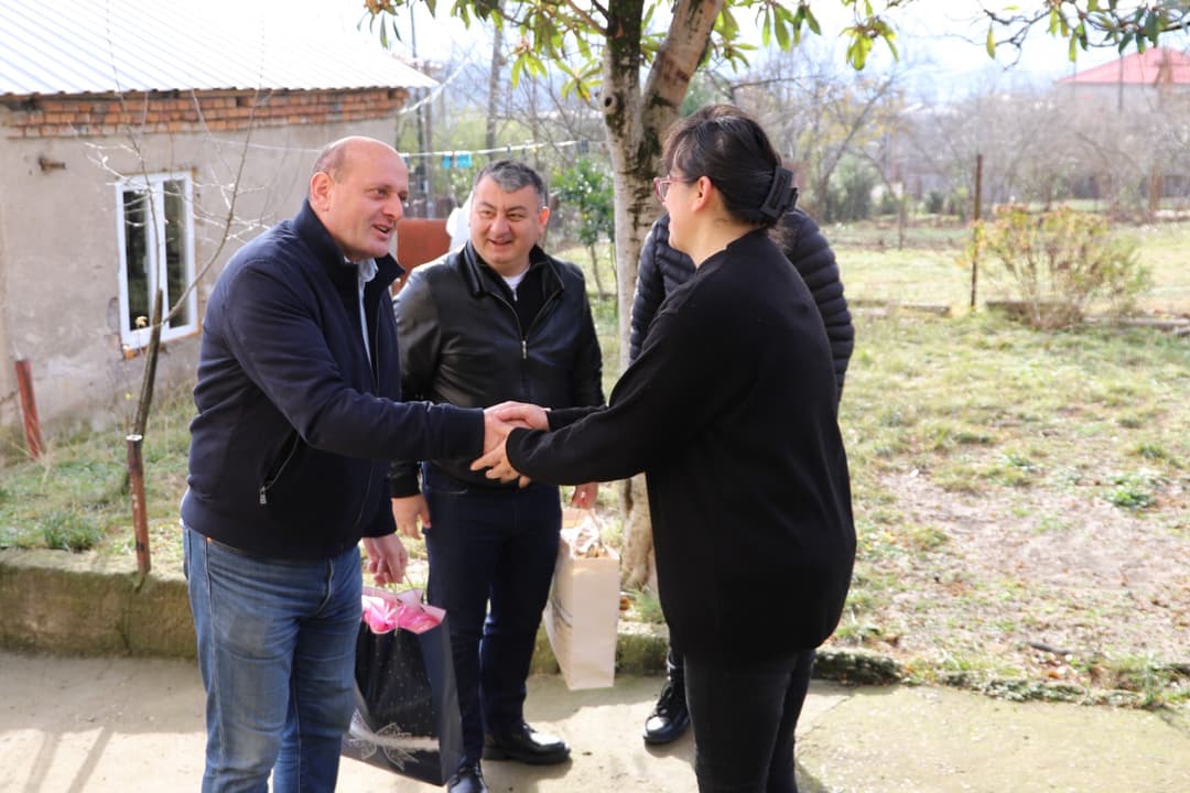 თერჯოლის მუნიციპალიტეტის მერმა მარტოხელა მშობლებს საახალწლო ამანათები გადასცა 