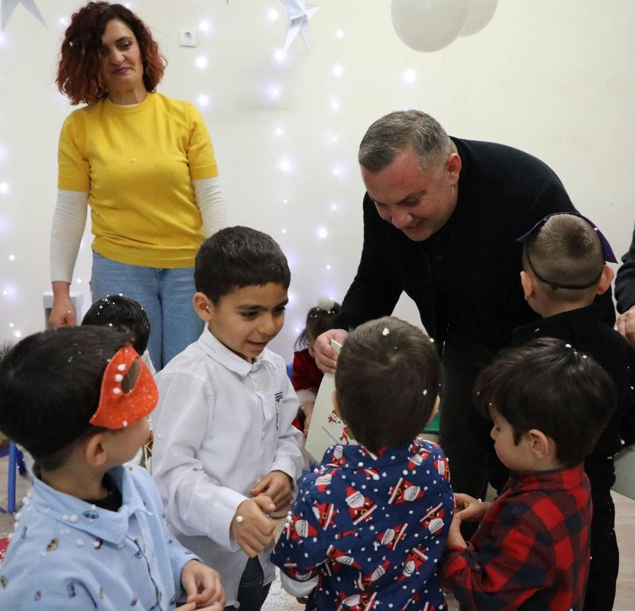 <p style="text-align: justify">თეთრიწყაროს მუნიციპალიტეტის მერმა მიხეილ აფციაურმა საბავშვო ბაღის აღსაზრდელებს დამდეგი შობა-ახალი წელი მიულოცა და საჩუქრები გადასცა.</p><p style="text-align: justify">ააიპ თეთრიწყაროს სკოლამდელი აღზრდა განათლებისა და სოციალურად დაუცველთა დახმარების ცენტრის თექვსმეტივე საბავშვო ბაღში საახალწლო ღონისძიებები გაიმართა.</p><p style="text-align: justify">ღონისძიებებს ასევე მუნიციპალიტეტის მერისა და საკრებულოს თავმჯდომარის პირველი მოადგილეები, ლევან ხმალაძე, ვალერიან სუხიტაშვილი, ცენტრის დირექტორი ფიქრია მეშველიანი, ცენტრის თანამშრომლები და ადგილობრივი თვითმმართველობის წარმომადგენლები ესწრებოდნენ.</p>