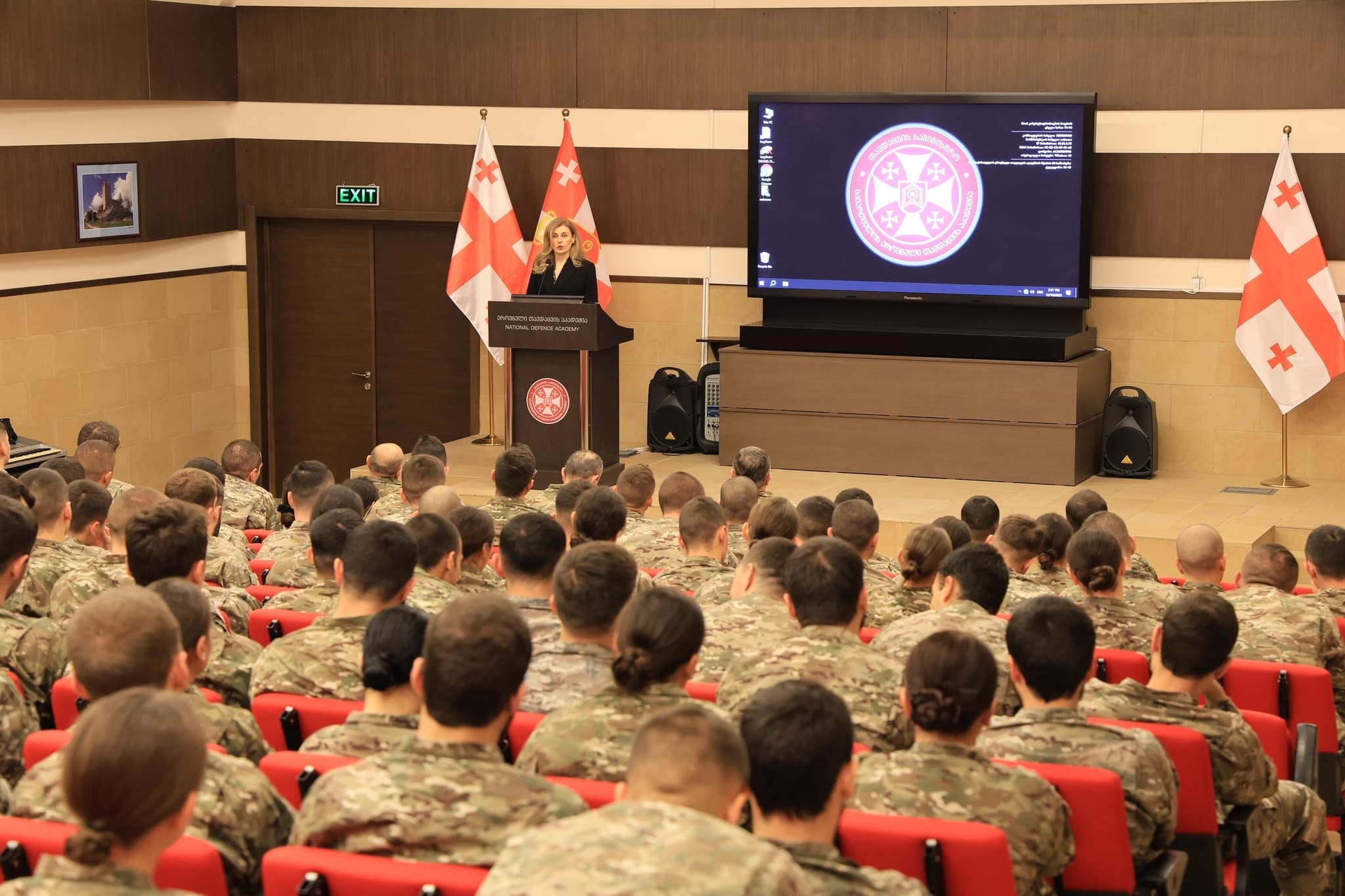 <p style="text-align: justify">დავით აღმაშენებლის სახელობის საქართველოს ეროვნული თავდაცვის აკადემიაში სტუმრად იმყოფებოდა პარლამენტის თავდაცვისა და უსაფრთხოების კომიტეტის აპარატის უფროსი სოფიო ბაბუნაშვილი.</p><p style="text-align: justify">პრესსამსახურის ინფორმაციით, სტუმარი აკადემიის იუნკერებს ესაუბრა თავდაცვისა და უსაფრთხოების სექტორზე საპარლამენტო ზედამხედველობის საკითხებზე და ამ კუთხით გააცნო პარლამენტისა და კომიტეტის საზედამხედველო მექანიზმები და საქმიანობა.</p><p style="text-align: justify">"აკადემიაში მუდმივ ფორმატში მიმდინარეობს სახელმწიფო სტრუქტურების წარმომადგენლების ვიზიტები, რაც ემსახურება იუნკერებში სახელმწიფოებრივი აზროვნების ჩამოყალიბებას და სახელმწიფო სტრუქტურების საქმიანობის გაცნობას", - აღნიშნავენ თავდაცვის აკადემიაში.</p>