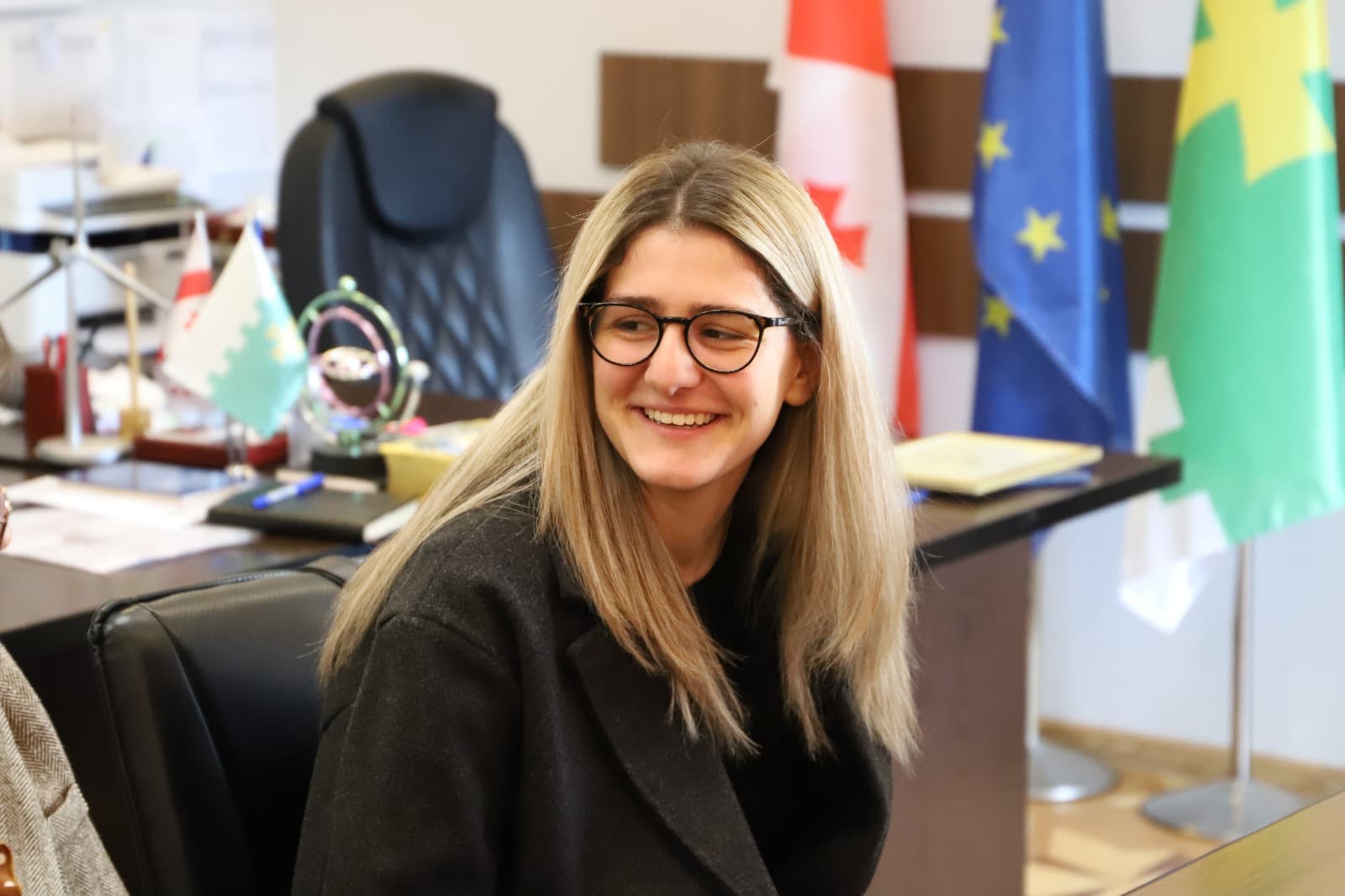 <p style="text-align: justify">თერჯოლის მუნიციპალიტეტის მერი მანუჩარ რობაქიძე, საკრებულოს თავმჯდომარე სოსო ჩაფიჩაძესთან ერთად, ქიმიის საერთაშორისო ოლიმპიადის ბრინჯაოს მედალოსან ანანო აბულაძეს შეხვდა.&nbsp;</p><p style="text-align: justify">მერმა ანანო აბულაძეს მიღწეული შედეგები მიულოცა, ჯილდო გადასცა და წარმატებები უსურვა.&nbsp;</p><p style="text-align: justify">საქართველოს აგრარული უნივერსიტეტის სტუდენტი ანანო აბულაძე საქართველოს ეროვნული ნაკრების წევრია ქიმიაში, მოპოვებული აქვს არაერთი პრიზი საერთაშორისო და სახელმწიფო &nbsp;კონკურსებსა და ტურნირებზე.&nbsp;</p><p style="text-align: justify">შეხვედრას მერიის განათლების, კულტურის, სპორტის და ახალგაზრდულ საქმეთა სამსახურის ხელმძღვანელი მაკა ასათიანი, საკრებულოს განათლების, კულტურის და ახალგაზრდულ საქმეთა კომისიის თავმჯდომარე ნინო ოქრუაძე, თერჯოლის მაჟორიტარი დეპუტატი ელისო მურადაშვილი და საგანმანათლებლო რესურსცენტრის ხელმძღვანელი ქეთევან შეყრილაძე დაესწრნენ.</p><p style="text-align: justify">მუნიციპალიტეტში წარმატებული ახალგაზრდებისთვის წამახალისებელი ფულადი &nbsp;ჯილდო, თერჯოლის აღმასრულებელი და წარმომადგენლობითი ორგანოების ინიციატივით და &nbsp;დადგენილებით განისაზღვრა.</p>