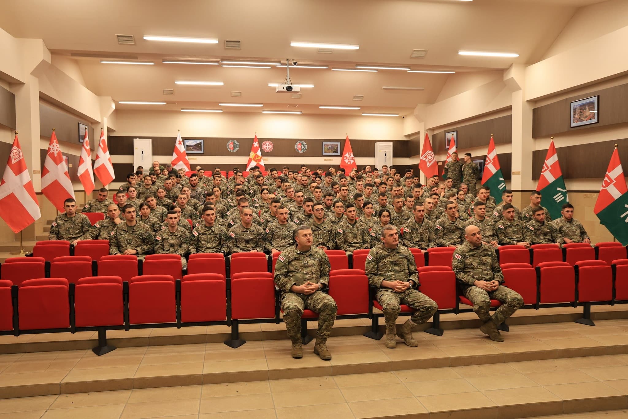 <p style="text-align: justify">დავით აღმაშენებლის სახელობის საქართველოს ეროვნული თავდაცვის აკადემიაში სტუმრად იმყოფებოდა პარლამენტის თავდაცვისა და უსაფრთხოების კომიტეტის აპარატის უფროსი სოფიო ბაბუნაშვილი.</p><p style="text-align: justify">პრესსამსახურის ინფორმაციით, სტუმარი აკადემიის იუნკერებს ესაუბრა თავდაცვისა და უსაფრთხოების სექტორზე საპარლამენტო ზედამხედველობის საკითხებზე და ამ კუთხით გააცნო პარლამენტისა და კომიტეტის საზედამხედველო მექანიზმები და საქმიანობა.</p><p style="text-align: justify">"აკადემიაში მუდმივ ფორმატში მიმდინარეობს სახელმწიფო სტრუქტურების წარმომადგენლების ვიზიტები, რაც ემსახურება იუნკერებში სახელმწიფოებრივი აზროვნების ჩამოყალიბებას და სახელმწიფო სტრუქტურების საქმიანობის გაცნობას", - აღნიშნავენ თავდაცვის აკადემიაში.</p>