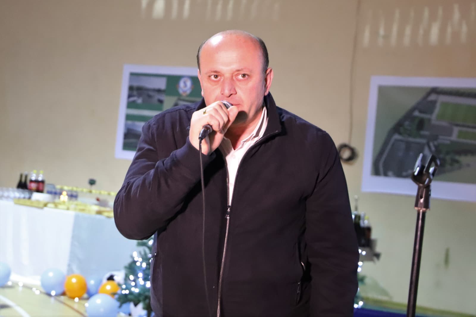 <p style="text-align: justify">თერჯოლის მუნიციპალიტეტის მერი მანუჩარ რობაქიძე, საკრებულოს თავმჯდომარე სოსო ჩაფიჩაძესთან და მოადგილე მირზა ქოჩიაშვილთან ერთად საფეხბურთო კლუბ "საპოვნელას" 2025 წლის შემაჯამებელ ღონისძიებას დაესწრო.</p><p style="text-align: justify">საპოვნელას შემაჯამებელ ღონისძიებაზე წარმატებული სპორტსმენები, საპატიო სტუმრები, ფეხბურთის მწვრთნელები და ის ადამიანები დააჯილდოვეს, ვინც თერჯოლაში ფეხბურთის განვითარების საქმეში წვლილი შეიტანა, პრეზენტაციის სახით წარმოდგენილი იყო მიმდინარე წელს საპოვნელას სხვადასხვა ასაკობრივი კატეგორიის აღსაზრდელთა წარმატებები.</p><p style="text-align: justify">ღონისძიებას, რომელსაც მუნიციპალიტეტის სპორტის სასახლემ უმასპინძლა, ადგილობრივი თვითმმართველობის, იმერეთის ფეხბურთის ფედერაციის და ადგილობრივი რესურსცენტრის წარმომადგენლები დაესწრნენ.</p>