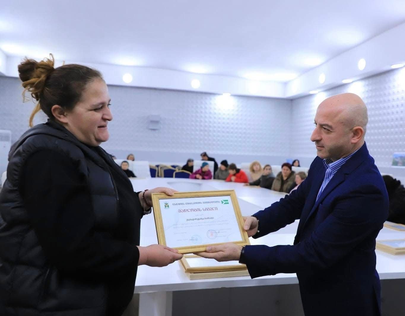 <p style="text-align: justify">დასუფთავების სამსახურის თანამშრომლების შრომა ხშირად შეუმჩნეველია, თუმცა მისი მნიშვნელობა ფასდაუდებელია, - ამის შესახებ სოციალურ ქსელში ზესტაფონის მერი ვახტანგ ღამბაშიძე წერს.</p><p style="text-align: justify">"მადლიერება და პატივისცემა გამოვხატეთ იმ ადამიანების მიმართ, რომლებიც მაშინ იღვიძებენ, როცა მთელ ქალაქს სძინავს.</p><p style="text-align: justify">დასუფთავების სამსახურის თანამშრომლების შრომა ხშირად შეუმჩნეველია, თუმცა მისი მნიშვნელობა ფასდაუდებელია.</p><p style="text-align: justify">მადლობას გიხდით ქალაქის სისუფთავისა და წესრიგის შენარჩუნებაში შეტანილი განსაკუთრებული წვლილისთვის,<br>კეთილსინდისიერი შრომისა და ყოველდღიური თავდადებისთვის, რომლითაც ჩვენი ქალაქი თითოეული მოქალაქისთვის უფრო სუფთა, ლამაზი და კომფორტული ხდება.</p><p style="text-align: justify">თქვენი დაუღალავი შრომა ქმნის სუფთა, მოწესრიგებულ და სასიამოვნო გარემოს როგორც ქალაქის მცხოვრებლებისთვის, ისე სტუმრებისთვის.</p><p style="text-align: justify">გისურვებთ ჯანმრთელობასა და წარმატებებს", - წერს ღამბაშიძე.</p>