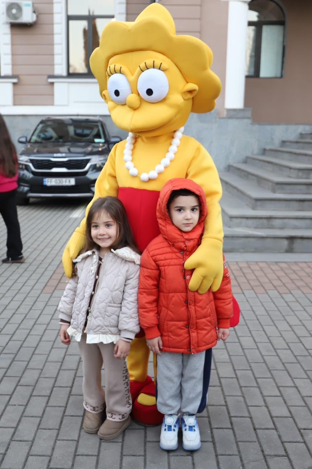 <p style="text-align: justify">თერჯოლაში წლის მთავარი საახალწლო ღონისძიება და ნაძვის ხის ანთების ცერემონია გაიმართა.</p><p style="text-align: justify">საახალწლო ღონისძიებები საბავშვო აქტივობებით და ზღაპრის გმირების წარმოდგენებით დაიწყო. ღონისძიების ფარგლებში გაიმართა საშობაო ბაზრობა, შესრულდა მუსიკალური ნომრები, ზეიმის პატარა სტუმრები თოვლის ბაბუამ დაასაჩუქრა.</p><p style="text-align: justify">თერჯოლის მუნიციპალიტეტის მერმა მანუჩარ რობაქიძემ, საკრებულოს თავმჯდომარე სოსო ჩაფიჩაძესთან და ბავშვებთან ერთად ქალაქის მთავარი ნაძვის ხე საზეიმოდ აანთო.</p><p style="text-align: justify">გალა კონცერტში მონაწილეობდნენ ქართველი შემსრულებლები: ეკა კახიანი, ნინი ბადურაშვილი,თაკო გაჩეჩილაძე, ქრისტინე იმედაძე; თემურ თათარაშვილი, მაია ჯაბუა; კახა კუხიანიძე; ჯორჯიან სიქს და გუფილენდი.</p><p style="text-align: justify">საახალწლო ღონისძიებები ფოიერვერკით დასრულდა.&nbsp;</p><p style="text-align: justify">"ახალი წლის დღეები" მთელი ქვეყნის მასშტაბით, საქართველოს მთავრობის, კულტურის სამინისტროს და სსიპ შემოქმედებითი საქართველოს მხარდაჭერით იმართება.</p>