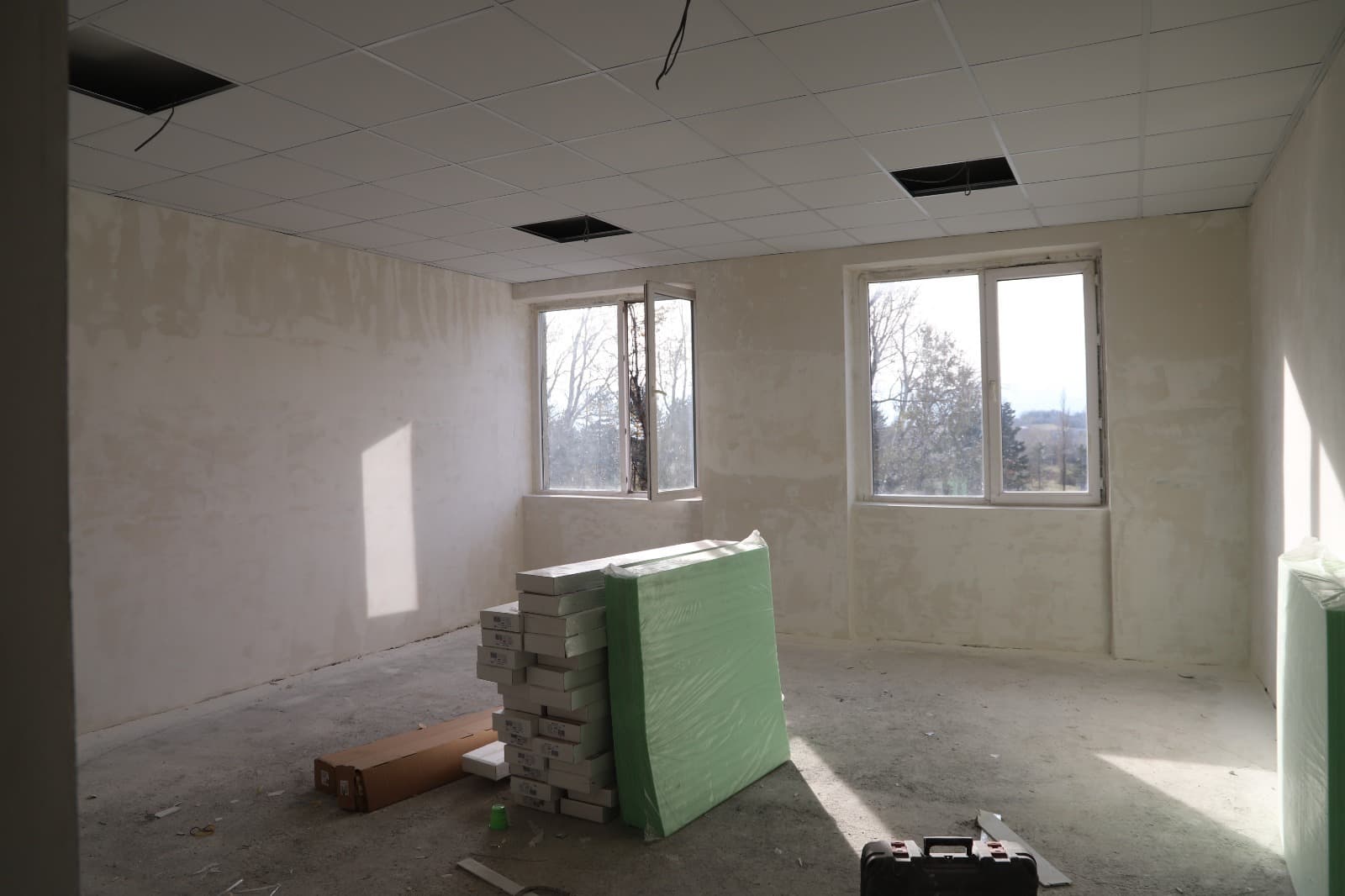 <p style="text-align: justify">თერჯოლის მუნიციპალიტეტში საგანმანათლებლო ინფრასტრუქტურის აღდგენა და განახლება მიმდინარეობს.</p><p style="text-align: justify">სამუშაოები თერჯოლის მუნიციპალიტეტის მერმა მანუჩარ რობაქიძემ &nbsp;იმერეთში სახელმწიფო რწმუნებულთან ლევან ზალკალიანთან და ადგილობრივი თვითმმართველობის წარმომადგენლებთან ერთად დაათვალიერა.&nbsp;</p><p style="text-align: justify">მუნიციპალიტეტის მერიის ინფორმაციით, პროექტების მიზანია მოსწავლეებისთვის უსაფრთხო და კომფორტული საგანმანათლებლო გარემოს შექმნა. სამუშაოები ხორციელდება მცირე მასშტაბის სკოლების სარეაბილიტაციო პროგრამის ფარგლებში და სრულად ფინანსდება ინფრასტრუქტურის სამინისტროს მიერ.</p><p style="text-align: justify">სოფელ ახალთერჯოლის საჯარო სკოლაში ხორციელდება შიდა სივრცის რეაბილიტაცია: განახლდება სკოლის შესასვლელი, გარემონტდება მესამე სართულის საკლასო ოთახები და დერეფანი, იცვლება ელექტროგაყვანილობის სისტემა.</p><p style="text-align: justify">სოფელ ჭოგნარის სკოლაში პირველად მონტაჟდება ცენტრალური გათბობის სისტემა.&nbsp;</p><p style="text-align: justify">ამავე პროგრამის ფარგლებში უკვე დასრულდა სოფელ ნაგარევის სკოლის სახურავის სრული რეაბილიტაციაც.</p><p style="text-align: justify">საერთო ჯამში, სკოლების რეაბილიტაციასა და კეთილმოწყობაზე 400 000 ლარამდე დაიხარჯება.</p>