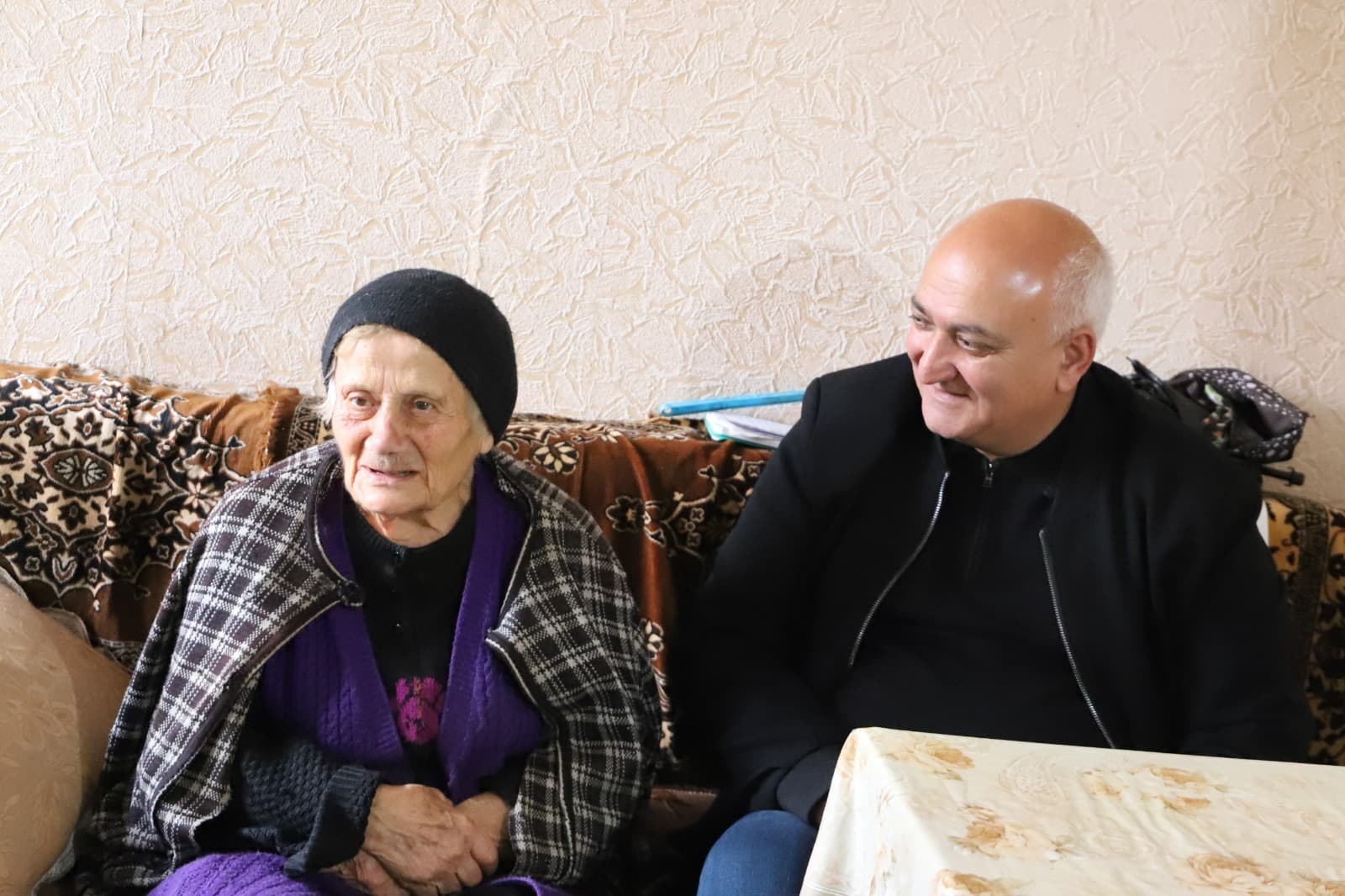 <p style="text-align: justify">თერჯოლის მუნიციპალიტეტის მერის პირველმა მოადგილემ ზვიად ბაზაძემ ბარბარობის დღესასწაულთან დაკავშირებით, 70 წელს გადაცილებულ მარტოხელა მოხუცებს სასურსათო პაკეტი გადასცა.</p><p style="text-align: justify">მუნიციპალიტეტის მერიის ინფორმაციით, რამდენიმე ოჯახში, დღეს პირადად მუნიციპალიტეტის მერის მოადგილე, საკრებულოს თავმჯდომარესა და საკრებულოს წარმომადგენლებთან &nbsp;ერთად იმყოფებოდა, ხელმძღვანელმა პირებმა თითოეულ მათგანს საბარბარობო ნობათი გადასცეს და &nbsp;დამდეგი ქრისტიანული დღესასწაული &nbsp;მიულოცეს.</p><p style="text-align: justify">აღნიშნული პაკეტს, რომელიც ყველა საჭირო პროდუქტს მოიცავს, მუნიციპალიტეტში მცხოვრებ დანარჩენ ბენეფიციარებს, ადმინისტრაციულ ერთეულებში მერის წარმომადგენლები გადასცემენ.</p><p style="text-align: justify">მუნიციპალიტეტის მერიის ჯანდაცვისა და სოციალურ საკითხთა სამსახურის ორგანიზებით, პროგრამით გათვალისწინებულ პირველადი მოხმარების საკვებ პროდუქტებს სადღესასწაულოდ 100-ზე მეტი ოჯახი მიიღებს.</p>