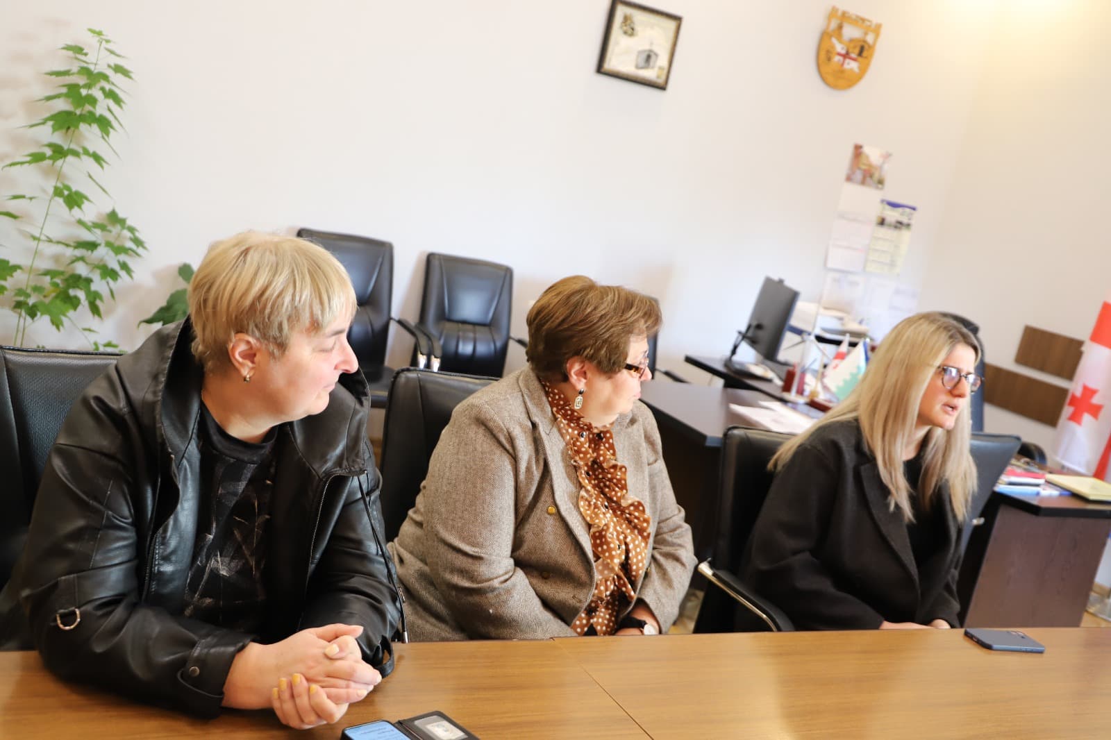 <p style="text-align: justify">თერჯოლის მუნიციპალიტეტის მერი მანუჩარ რობაქიძე, საკრებულოს თავმჯდომარე სოსო ჩაფიჩაძესთან ერთად, ქიმიის საერთაშორისო ოლიმპიადის ბრინჯაოს მედალოსან ანანო აბულაძეს შეხვდა.&nbsp;</p><p style="text-align: justify">მერმა ანანო აბულაძეს მიღწეული შედეგები მიულოცა, ჯილდო გადასცა და წარმატებები უსურვა.&nbsp;</p><p style="text-align: justify">საქართველოს აგრარული უნივერსიტეტის სტუდენტი ანანო აბულაძე საქართველოს ეროვნული ნაკრების წევრია ქიმიაში, მოპოვებული აქვს არაერთი პრიზი საერთაშორისო და სახელმწიფო &nbsp;კონკურსებსა და ტურნირებზე.&nbsp;</p><p style="text-align: justify">შეხვედრას მერიის განათლების, კულტურის, სპორტის და ახალგაზრდულ საქმეთა სამსახურის ხელმძღვანელი მაკა ასათიანი, საკრებულოს განათლების, კულტურის და ახალგაზრდულ საქმეთა კომისიის თავმჯდომარე ნინო ოქრუაძე, თერჯოლის მაჟორიტარი დეპუტატი ელისო მურადაშვილი და საგანმანათლებლო რესურსცენტრის ხელმძღვანელი ქეთევან შეყრილაძე დაესწრნენ.</p><p style="text-align: justify">მუნიციპალიტეტში წარმატებული ახალგაზრდებისთვის წამახალისებელი ფულადი &nbsp;ჯილდო, თერჯოლის აღმასრულებელი და წარმომადგენლობითი ორგანოების ინიციატივით და &nbsp;დადგენილებით განისაზღვრა.</p>