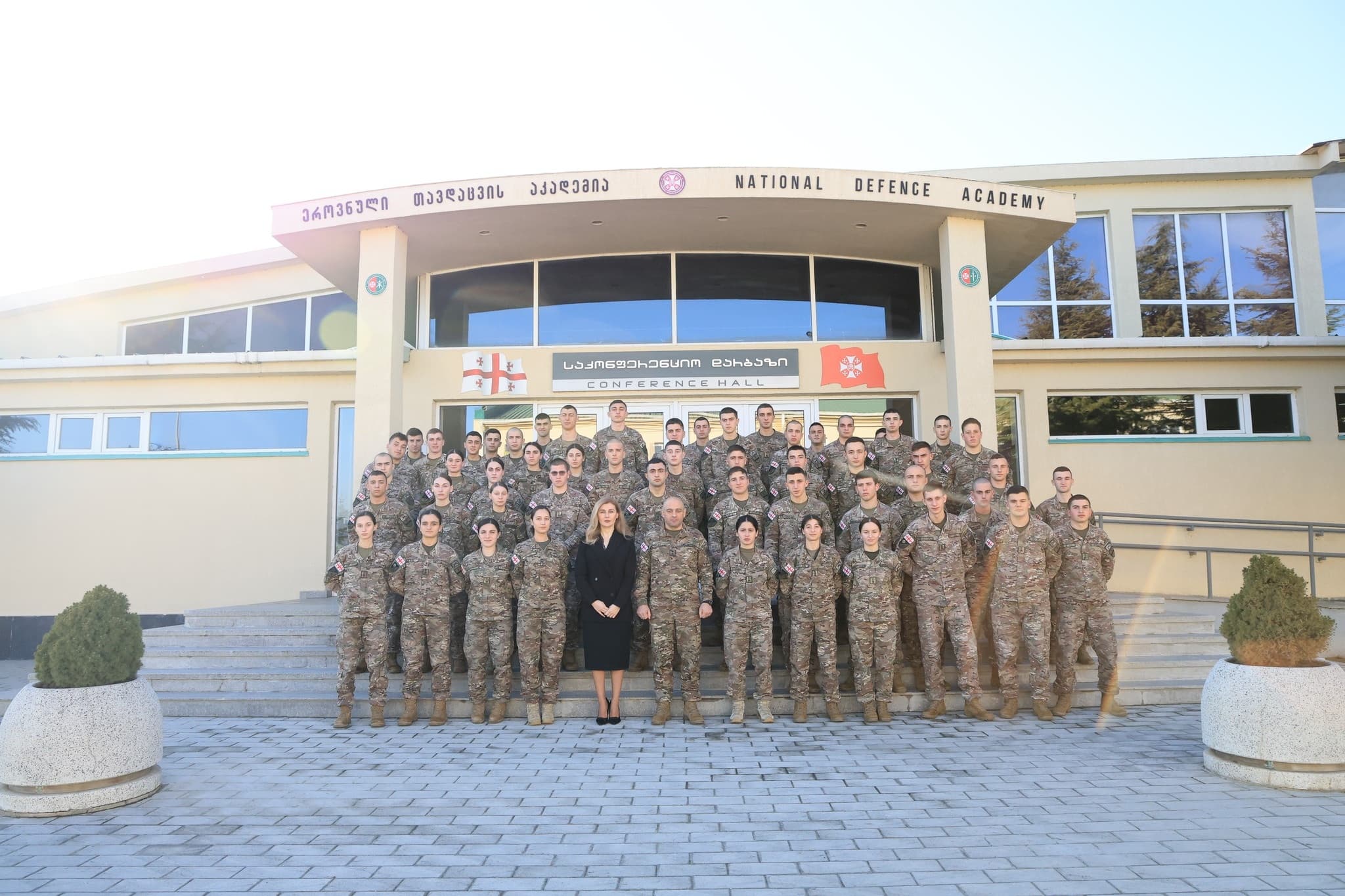<p style="text-align: justify">დავით აღმაშენებლის სახელობის საქართველოს ეროვნული თავდაცვის აკადემიაში სტუმრად იმყოფებოდა პარლამენტის თავდაცვისა და უსაფრთხოების კომიტეტის აპარატის უფროსი სოფიო ბაბუნაშვილი.</p><p style="text-align: justify">პრესსამსახურის ინფორმაციით, სტუმარი აკადემიის იუნკერებს ესაუბრა თავდაცვისა და უსაფრთხოების სექტორზე საპარლამენტო ზედამხედველობის საკითხებზე და ამ კუთხით გააცნო პარლამენტისა და კომიტეტის საზედამხედველო მექანიზმები და საქმიანობა.</p><p style="text-align: justify">"აკადემიაში მუდმივ ფორმატში მიმდინარეობს სახელმწიფო სტრუქტურების წარმომადგენლების ვიზიტები, რაც ემსახურება იუნკერებში სახელმწიფოებრივი აზროვნების ჩამოყალიბებას და სახელმწიფო სტრუქტურების საქმიანობის გაცნობას", - აღნიშნავენ თავდაცვის აკადემიაში.</p>