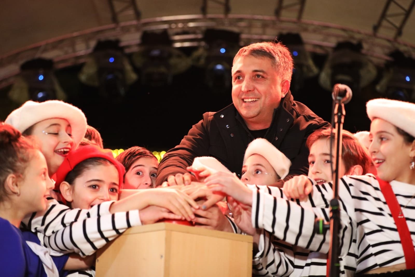 <p style="text-align: justify">ზუგდიდის მთავარი ნაძვის ხე საზეიმოდ აინთო. ქალაქის ცენტრალურ გამზირზე, მთავარი ნაძვის ხის ანთების ღონისძიებაში ზუგდიდის ანსამბლებმა და შემოქმედებითმა ჯგუფებმა მიიღეს მონაწილეობა.</p><p style="text-align: justify">ღონისძიებას სამეგრელო-ზემო სვანეთის სახელმწიფო რწმუნებული დავით ვერავა, ზუგდიდის მერი დავით კოდუა, პარლამენტის წევრი, ზუგდიდის დელეგატი ედიშერ თოლორაია და თვითმმართველობის წარმომადგენლები დაესწრნენ.</p><p style="text-align: justify">„მიმდინარე წელი თითოეული ჩვენგანისთვის განსხვავებული გამოწვევების წელი იყო, მაგრამ ზუგდიდმა კიდევ ერთხელ დაამტკიცა, რომ ერთიანობით, ურთიერთდახმარებით და სიყვარულით შეუძლია გამარჯვება და წინსვლა. მადლობა თითოეულ მოქალაქეს, ვინც თავისი წვლილი შეიტანა ჩვენი ქალაქის განვითარებაში - მადლობა ჩემს ზუგდიდელებს შრომისა და გულწრფელი დამოკიდებულებისთვის.</p><p style="text-align: justify">გილოცავთ დამდეგ შობა ახალ წელს - მინდა, ეს წელი იყოს მშვიდობის, ჯანმრთელობის, წარმატების და ბედნიერების წელი თითოეული ოჯახისთვის. წარმატებები, მშვიდობა და მეტი განვითარება ჩვენს ქალაქს“ - განაცხადა ზუგდიდის მერმა დავით კოდუამ.</p><p style="text-align: justify">საზეიმო ღონისძიებაში მოსწავლე ახალგაზრდობის სასახლის მუსიკალურ-თეატრალური სტუდია "რიბი რაბო,“ სტუდია ,,რეტრო,“ სახელოვნებო სკოლების გაერთიანების საგუნდო-სამუსიკო სკოლის აკადემიური გუნდი, ხელოვნებისა და კულტურის განვითარების ცენტრის ბენდი "ბოლო ოთახი” და კვარტეტი "აკორდი” მონაწილეობდა.&nbsp;</p><p style="text-align: justify">ზუგდიდში შემდეგი საახალწლო კონცერტი 31 დეკემბერს, ახალი წლის ღამეს კულტურის სამინისტროსა და „შემოქმედებითი საქართველოს“ მხარდაჭერით გაიმართება, სადაც ზუგდიდელების წინაშე ნუცა ბუზალაძე წარდგება.</p>