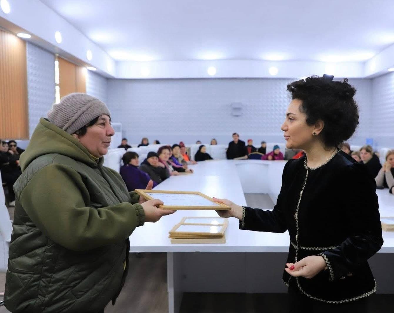 <p style="text-align: justify">დასუფთავების სამსახურის თანამშრომლების შრომა ხშირად შეუმჩნეველია, თუმცა მისი მნიშვნელობა ფასდაუდებელია, - ამის შესახებ სოციალურ ქსელში ზესტაფონის მერი ვახტანგ ღამბაშიძე წერს.</p><p style="text-align: justify">"მადლიერება და პატივისცემა გამოვხატეთ იმ ადამიანების მიმართ, რომლებიც მაშინ იღვიძებენ, როცა მთელ ქალაქს სძინავს.</p><p style="text-align: justify">დასუფთავების სამსახურის თანამშრომლების შრომა ხშირად შეუმჩნეველია, თუმცა მისი მნიშვნელობა ფასდაუდებელია.</p><p style="text-align: justify">მადლობას გიხდით ქალაქის სისუფთავისა და წესრიგის შენარჩუნებაში შეტანილი განსაკუთრებული წვლილისთვის,<br>კეთილსინდისიერი შრომისა და ყოველდღიური თავდადებისთვის, რომლითაც ჩვენი ქალაქი თითოეული მოქალაქისთვის უფრო სუფთა, ლამაზი და კომფორტული ხდება.</p><p style="text-align: justify">თქვენი დაუღალავი შრომა ქმნის სუფთა, მოწესრიგებულ და სასიამოვნო გარემოს როგორც ქალაქის მცხოვრებლებისთვის, ისე სტუმრებისთვის.</p><p style="text-align: justify">გისურვებთ ჯანმრთელობასა და წარმატებებს", - წერს ღამბაშიძე.</p>