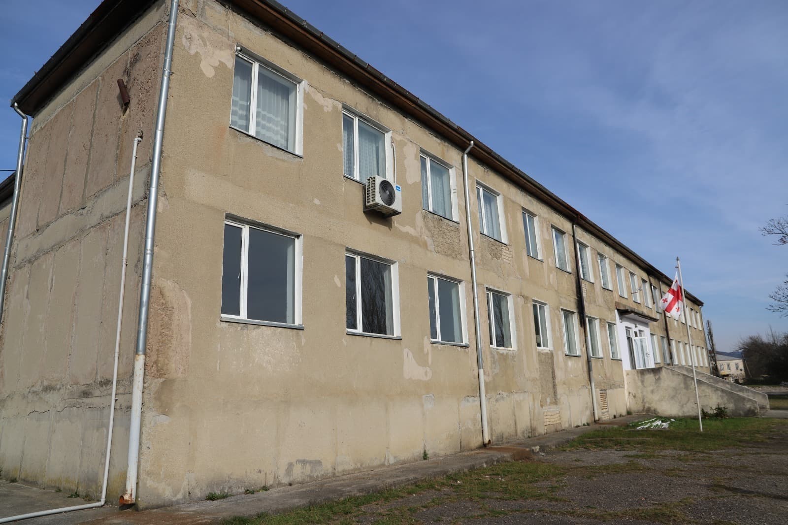 <p style="text-align: justify">თერჯოლის მუნიციპალიტეტში საგანმანათლებლო ინფრასტრუქტურის აღდგენა და განახლება მიმდინარეობს.</p><p style="text-align: justify">სამუშაოები თერჯოლის მუნიციპალიტეტის მერმა მანუჩარ რობაქიძემ &nbsp;იმერეთში სახელმწიფო რწმუნებულთან ლევან ზალკალიანთან და ადგილობრივი თვითმმართველობის წარმომადგენლებთან ერთად დაათვალიერა.&nbsp;</p><p style="text-align: justify">მუნიციპალიტეტის მერიის ინფორმაციით, პროექტების მიზანია მოსწავლეებისთვის უსაფრთხო და კომფორტული საგანმანათლებლო გარემოს შექმნა. სამუშაოები ხორციელდება მცირე მასშტაბის სკოლების სარეაბილიტაციო პროგრამის ფარგლებში და სრულად ფინანსდება ინფრასტრუქტურის სამინისტროს მიერ.</p><p style="text-align: justify">სოფელ ახალთერჯოლის საჯარო სკოლაში ხორციელდება შიდა სივრცის რეაბილიტაცია: განახლდება სკოლის შესასვლელი, გარემონტდება მესამე სართულის საკლასო ოთახები და დერეფანი, იცვლება ელექტროგაყვანილობის სისტემა.</p><p style="text-align: justify">სოფელ ჭოგნარის სკოლაში პირველად მონტაჟდება ცენტრალური გათბობის სისტემა.&nbsp;</p><p style="text-align: justify">ამავე პროგრამის ფარგლებში უკვე დასრულდა სოფელ ნაგარევის სკოლის სახურავის სრული რეაბილიტაციაც.</p><p style="text-align: justify">საერთო ჯამში, სკოლების რეაბილიტაციასა და კეთილმოწყობაზე 400 000 ლარამდე დაიხარჯება.</p>