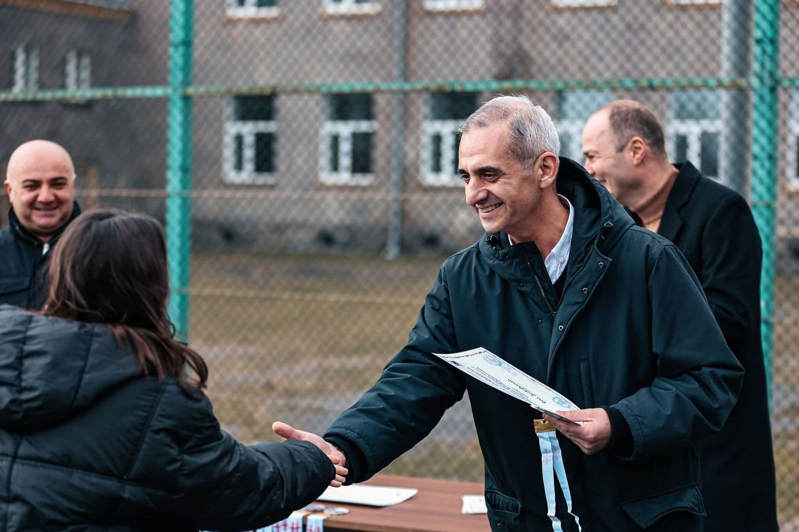 <p style="text-align: justify">რეგიონული განვითარების მინისტრის პირველი მოადგილე ლევან ზაუტაშვილი და ქვემო ქართლში სახელმწიფო რწმუნებული ილია ჯალაღანია თეთრიწყაროს მუნიციპალიტეტის მერთან მიხეილ აფციაურთან ერთად, გოგონათა საფეხბურთო გუნდის წევრებს შეხვდნენ.</p><p style="text-align: justify">გოგონათა ფეხბურთი თეთრიწყაროს მუნიციპალიტეტის ეთნიკურად მრავალფეროვან, ეკომიგრანტებით დასახლებულ სოფელ სამღერეთში 2018 წელს ჩამოყალიბდა. შეიქმნა სამოყვარულო საფეხბურთო გუნდი, რომელიც ეთნიკურად ქართველ, აზერბაიჯანელ და სომეხ გოგონებს აერთიანებს. 2020 წლიდან გუნდს ფეხბურთით დაინტერესებული გოგონები მუნიციპალიტეტის სხვადასხვა სოფლებიდანაც შეუერთდნენ. 2023 წლიდან თეთრიწყაროს გოგონათა გუნდი ოფიციალურად ჩაერთო საქართველოს ლიგა 2-ში, წარმატებით განაგრძობს ასპარეზობას და ამ ეტაპზე გადასულია უმაღლეს ლიგაში.</p><p style="text-align: justify">მინისტრის მოადგილემ, სახელმწიფო რწმუნებულმა და მერმა გოგონები ერთჯერადი ფულადი პრემიით, მედლებითა და სამადლობელი სიგელებით დააჯილდოვეს და აღნიშნეს, რომ მათი გადასვლა უმაღლეს ლიგაში მუნიციპალიტეტში ქალთა ფეხბურთის განვითარებისთვის მნიშვნელოვანი ნაბიჯია.</p><p style="text-align: justify">შეხვედრას ქვემო ქართლში სახელმწიფო რწმუნებულის პირველი მოადგილე იოსებ ალიბეგაშვილი, მოადგილე ავთანდილ ჭრიკიშვილი და ადგილობრივი ხელისუფლების წარმომადგენლები ესწრებოდნენ.</p>