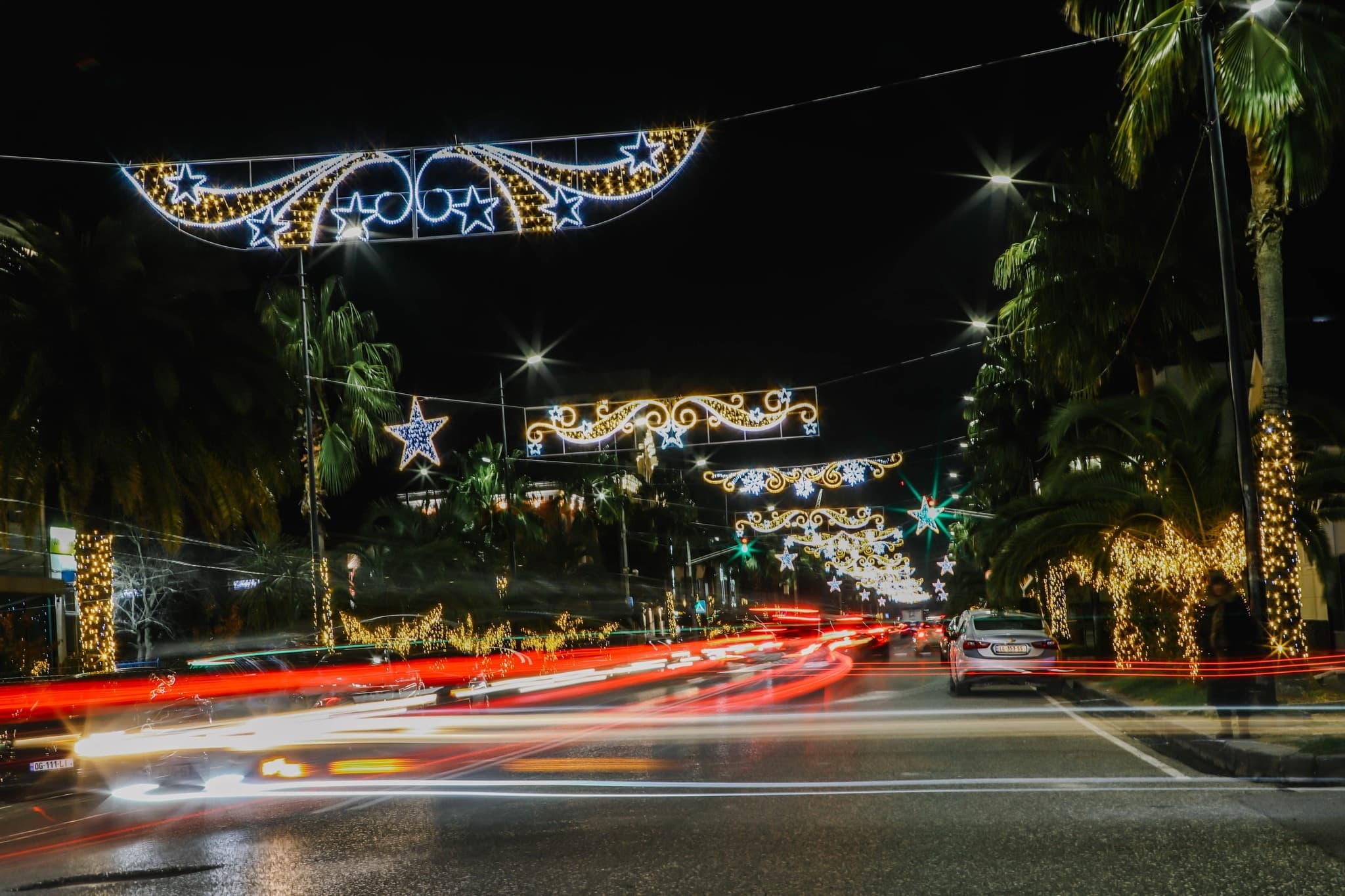 <p style="text-align: justify">ფოთის ცენტრალურ მოედანზე, ქალაქის მთავარი ნაძვის ხე საზეიმოდ აინთო.</p><p style="text-align: justify">ილუმინაციებით განათდა ქალაქის ქუჩებიც.</p><p style="text-align: justify">&nbsp;</p>