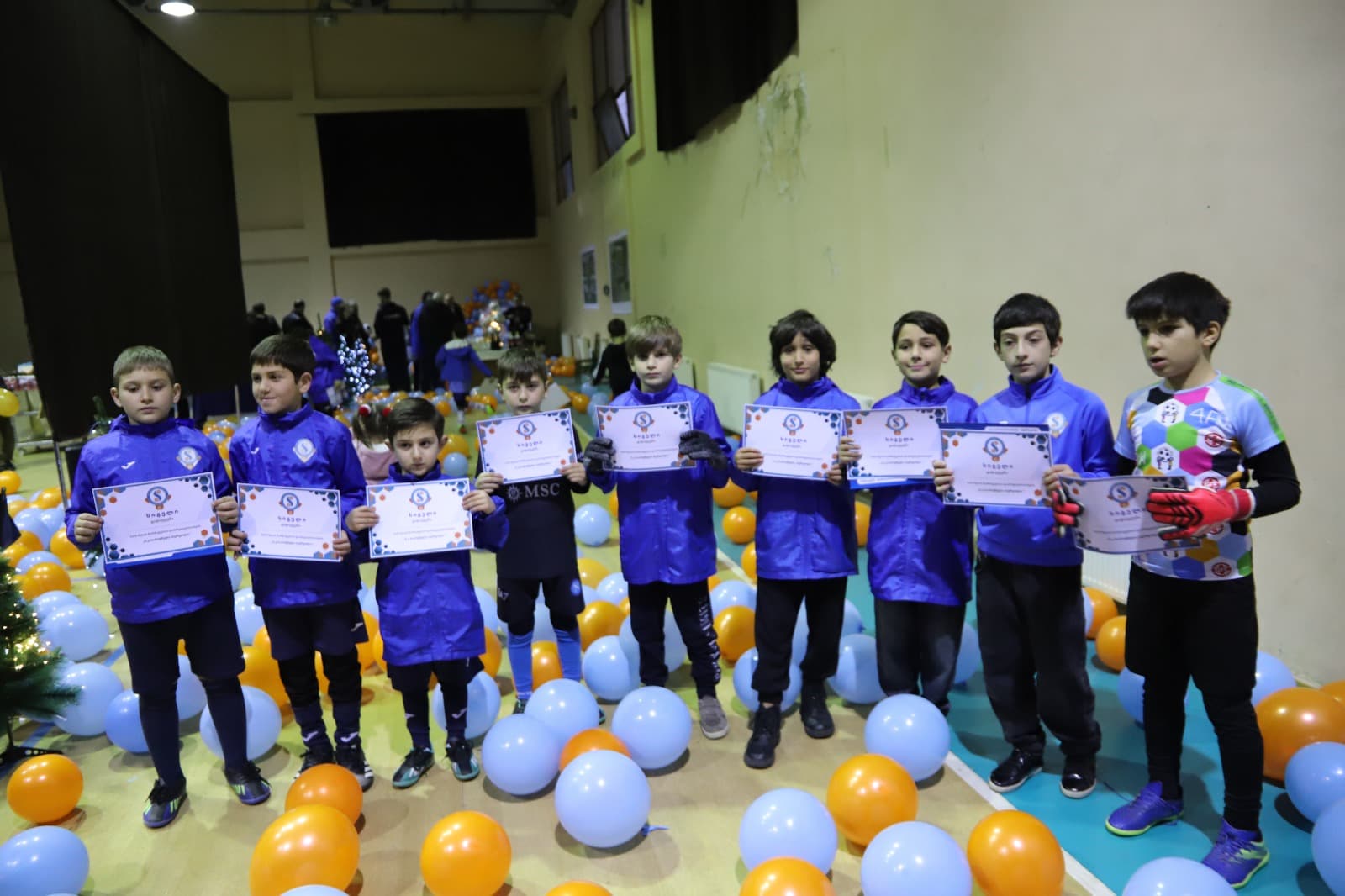 <p style="text-align: justify">თერჯოლის მუნიციპალიტეტის მერი მანუჩარ რობაქიძე, საკრებულოს თავმჯდომარე სოსო ჩაფიჩაძესთან და მოადგილე მირზა ქოჩიაშვილთან ერთად საფეხბურთო კლუბ "საპოვნელას" 2025 წლის შემაჯამებელ ღონისძიებას დაესწრო.</p><p style="text-align: justify">საპოვნელას შემაჯამებელ ღონისძიებაზე წარმატებული სპორტსმენები, საპატიო სტუმრები, ფეხბურთის მწვრთნელები და ის ადამიანები დააჯილდოვეს, ვინც თერჯოლაში ფეხბურთის განვითარების საქმეში წვლილი შეიტანა, პრეზენტაციის სახით წარმოდგენილი იყო მიმდინარე წელს საპოვნელას სხვადასხვა ასაკობრივი კატეგორიის აღსაზრდელთა წარმატებები.</p><p style="text-align: justify">ღონისძიებას, რომელსაც მუნიციპალიტეტის სპორტის სასახლემ უმასპინძლა, ადგილობრივი თვითმმართველობის, იმერეთის ფეხბურთის ფედერაციის და ადგილობრივი რესურსცენტრის წარმომადგენლები დაესწრნენ.</p>