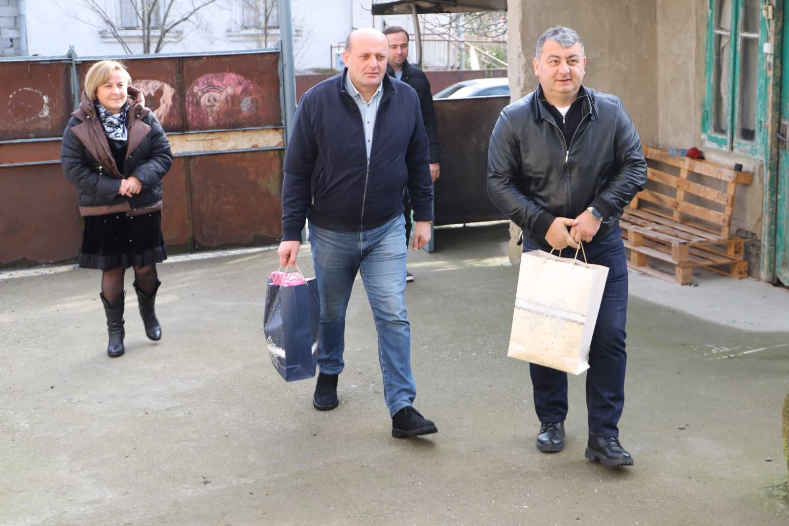 <p style="text-align: justify">თერჯოლის მუნიციპალიტეტის მერმა მანუჩარ რობაქიძემ, საკრებულოს თავმჯდომარე სოსო ჩაფიჩაძესთან ერთად, მარტოხელა მშობლებს საახალწლო ამანათები გადასცა და დამდეგი შობა-ახალი წელი მიულოცა.</p><p style="text-align: justify">პრესსამსახურის ინფორმაციით, სოციალურ აქციაში, მერთან და საკრებულოს თავმჯდომარესთან ერთად, მერიის სოციალური სამსახურის უფროსმა დიანა ფოცხვერაშვილმა, ადმინისტრაციული ერთეულების დეპუტატებმა და მერის წარმომადგენლებმა მიიღეს მონაწილეობა.</p><p style="text-align: justify">თერჯოლის მუნიციპალიტეტში საახალწლო &nbsp;ამანათი, მერიის სოციალური სამსახურის ორგანიზებით, 70-მდე მარტოხელა მშობელმა მიიღო.</p>