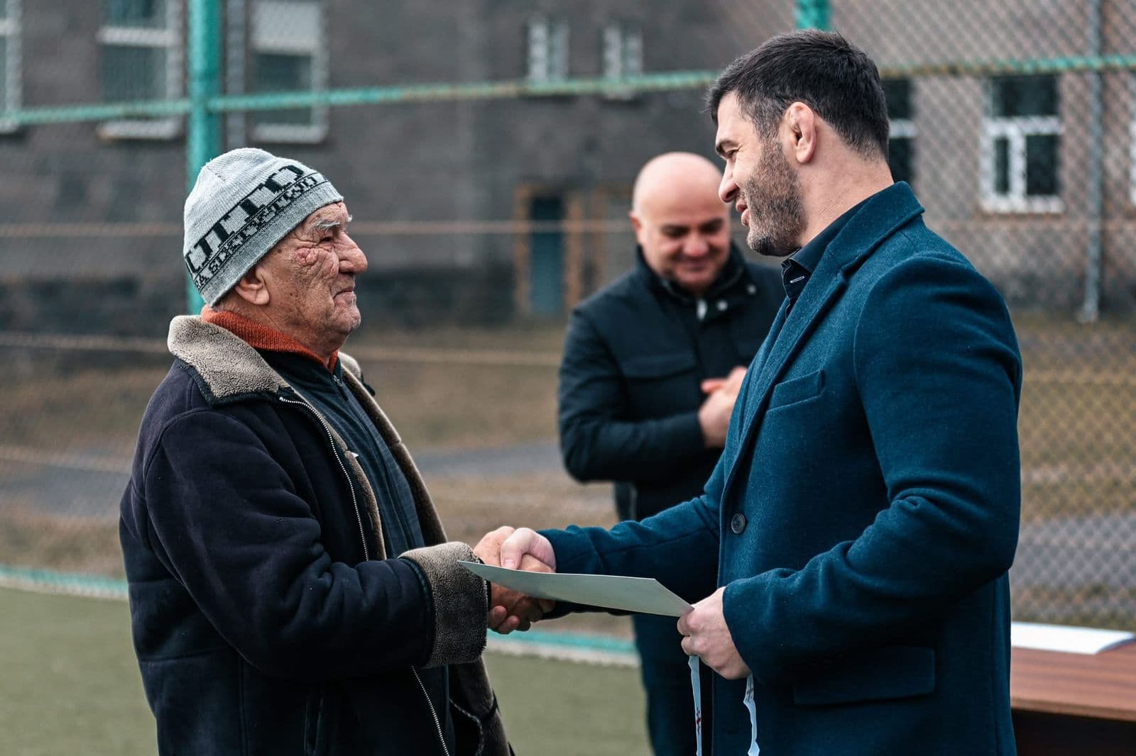 <p style="text-align: justify">რეგიონული განვითარების მინისტრის პირველი მოადგილე ლევან ზაუტაშვილი და ქვემო ქართლში სახელმწიფო რწმუნებული ილია ჯალაღანია თეთრიწყაროს მუნიციპალიტეტის მერთან მიხეილ აფციაურთან ერთად, გოგონათა საფეხბურთო გუნდის წევრებს შეხვდნენ.</p><p style="text-align: justify">გოგონათა ფეხბურთი თეთრიწყაროს მუნიციპალიტეტის ეთნიკურად მრავალფეროვან, ეკომიგრანტებით დასახლებულ სოფელ სამღერეთში 2018 წელს ჩამოყალიბდა. შეიქმნა სამოყვარულო საფეხბურთო გუნდი, რომელიც ეთნიკურად ქართველ, აზერბაიჯანელ და სომეხ გოგონებს აერთიანებს. 2020 წლიდან გუნდს ფეხბურთით დაინტერესებული გოგონები მუნიციპალიტეტის სხვადასხვა სოფლებიდანაც შეუერთდნენ. 2023 წლიდან თეთრიწყაროს გოგონათა გუნდი ოფიციალურად ჩაერთო საქართველოს ლიგა 2-ში, წარმატებით განაგრძობს ასპარეზობას და ამ ეტაპზე გადასულია უმაღლეს ლიგაში.</p><p style="text-align: justify">მინისტრის მოადგილემ, სახელმწიფო რწმუნებულმა და მერმა გოგონები ერთჯერადი ფულადი პრემიით, მედლებითა და სამადლობელი სიგელებით დააჯილდოვეს და აღნიშნეს, რომ მათი გადასვლა უმაღლეს ლიგაში მუნიციპალიტეტში ქალთა ფეხბურთის განვითარებისთვის მნიშვნელოვანი ნაბიჯია.</p><p style="text-align: justify">შეხვედრას ქვემო ქართლში სახელმწიფო რწმუნებულის პირველი მოადგილე იოსებ ალიბეგაშვილი, მოადგილე ავთანდილ ჭრიკიშვილი და ადგილობრივი ხელისუფლების წარმომადგენლები ესწრებოდნენ.</p>